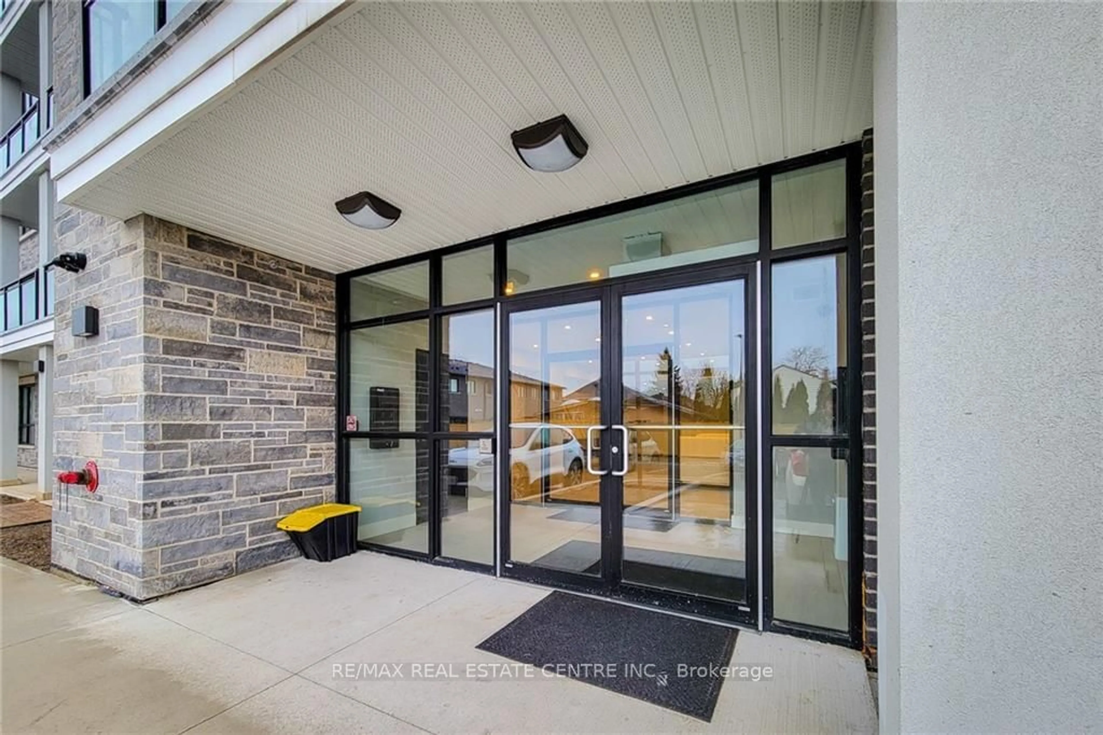 Indoor entryway for 120 SPRINGVALLEY Cres #204, Hamilton Ontario L9C 0E4