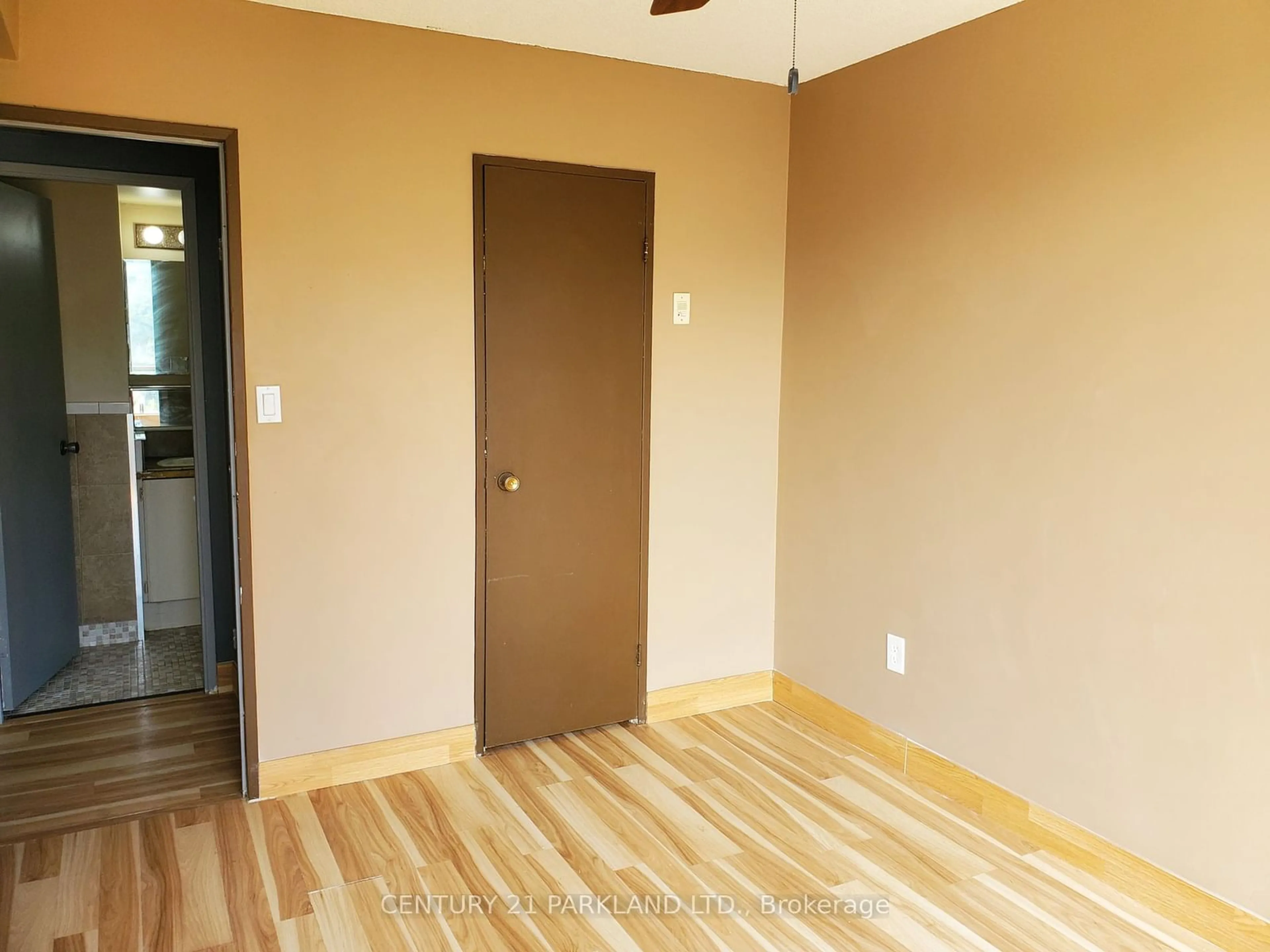 Indoor entryway, wood floors for 150 Charlton Ave #2107, Hamilton Ontario L8N 3X3