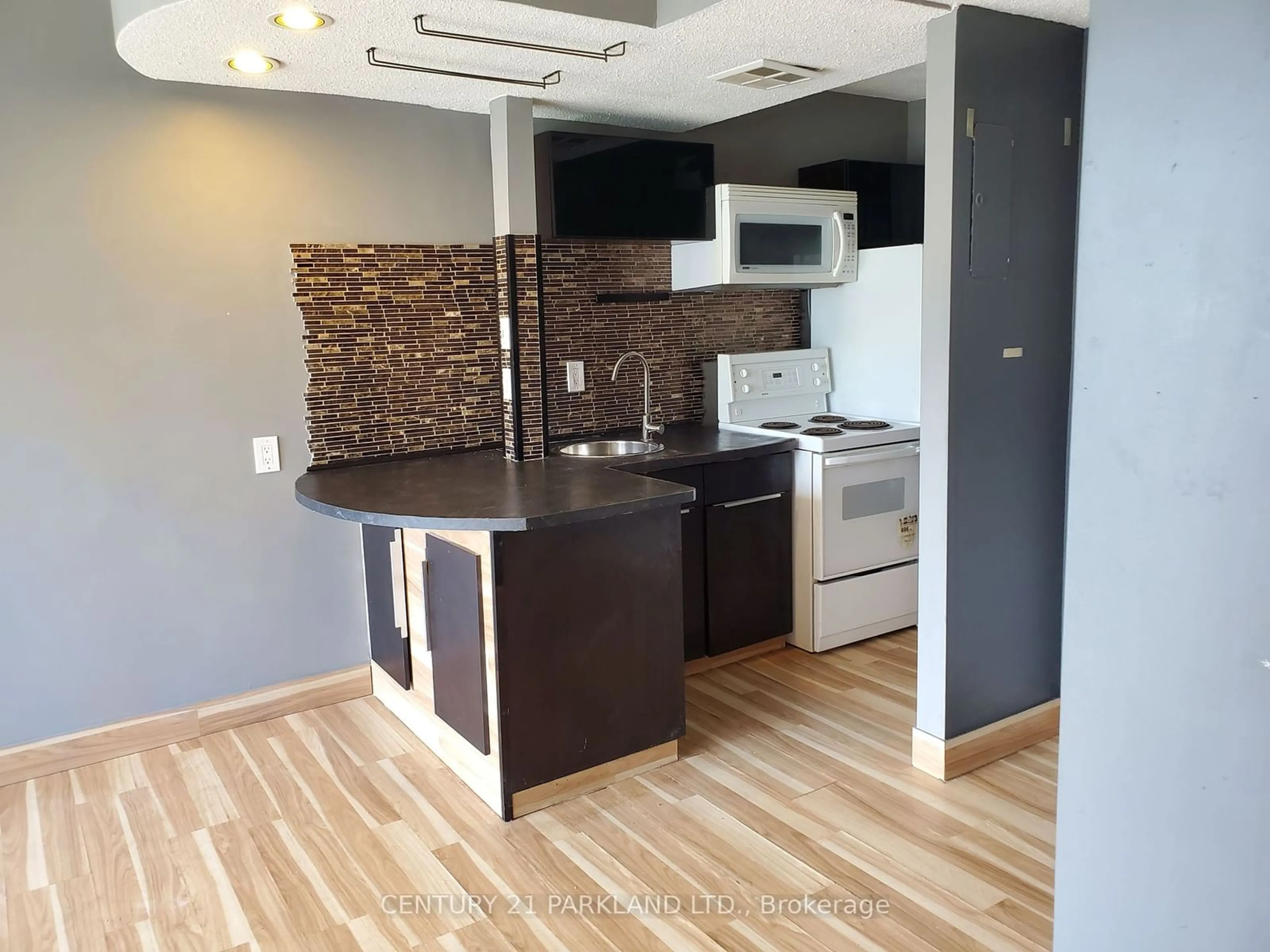 Open concept kitchen for 150 Charlton Ave #2107, Hamilton Ontario L8N 3X3