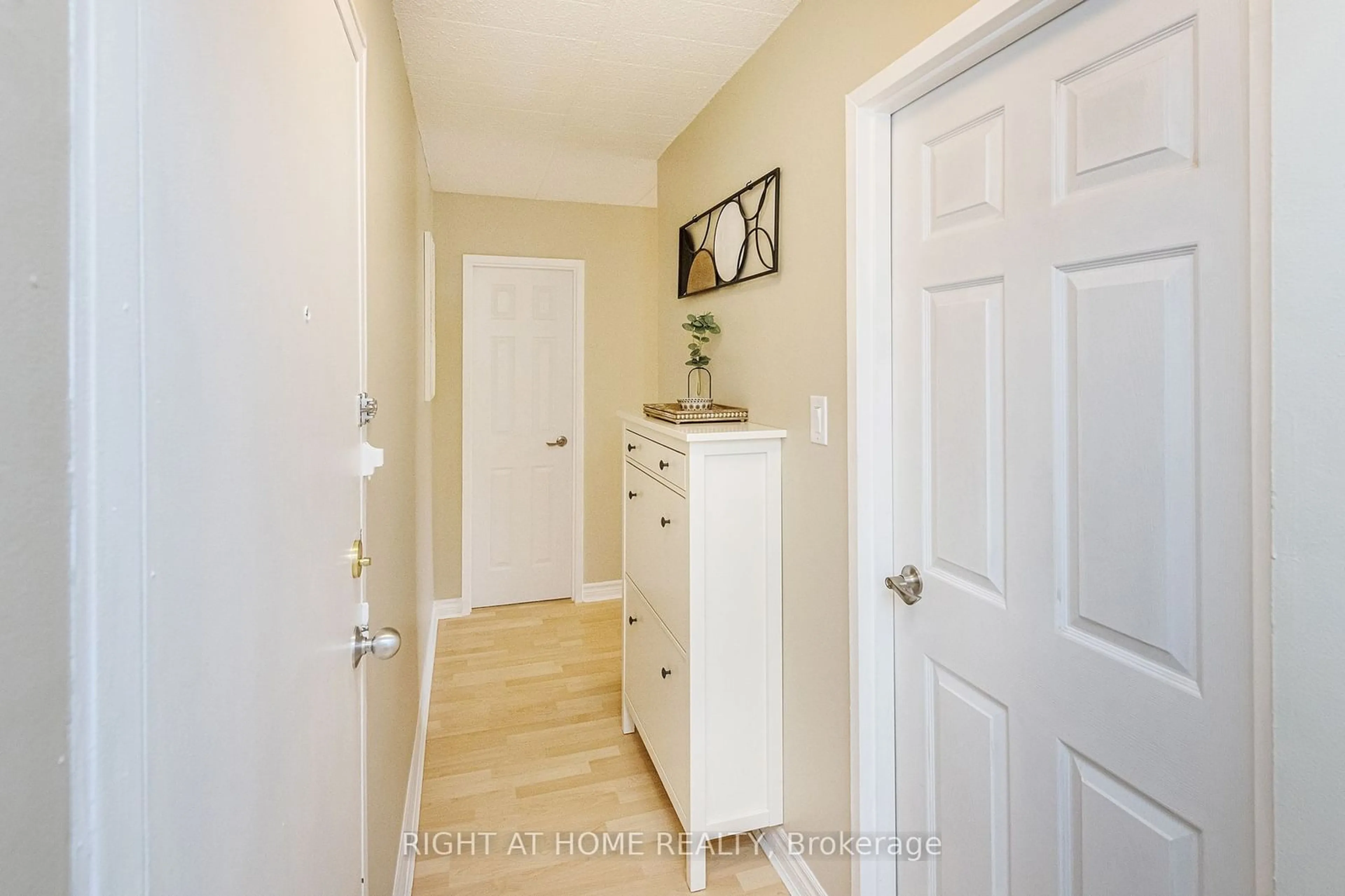 Indoor entryway for 105 Conroy Cres #510, Guelph Ontario N1G 2V5