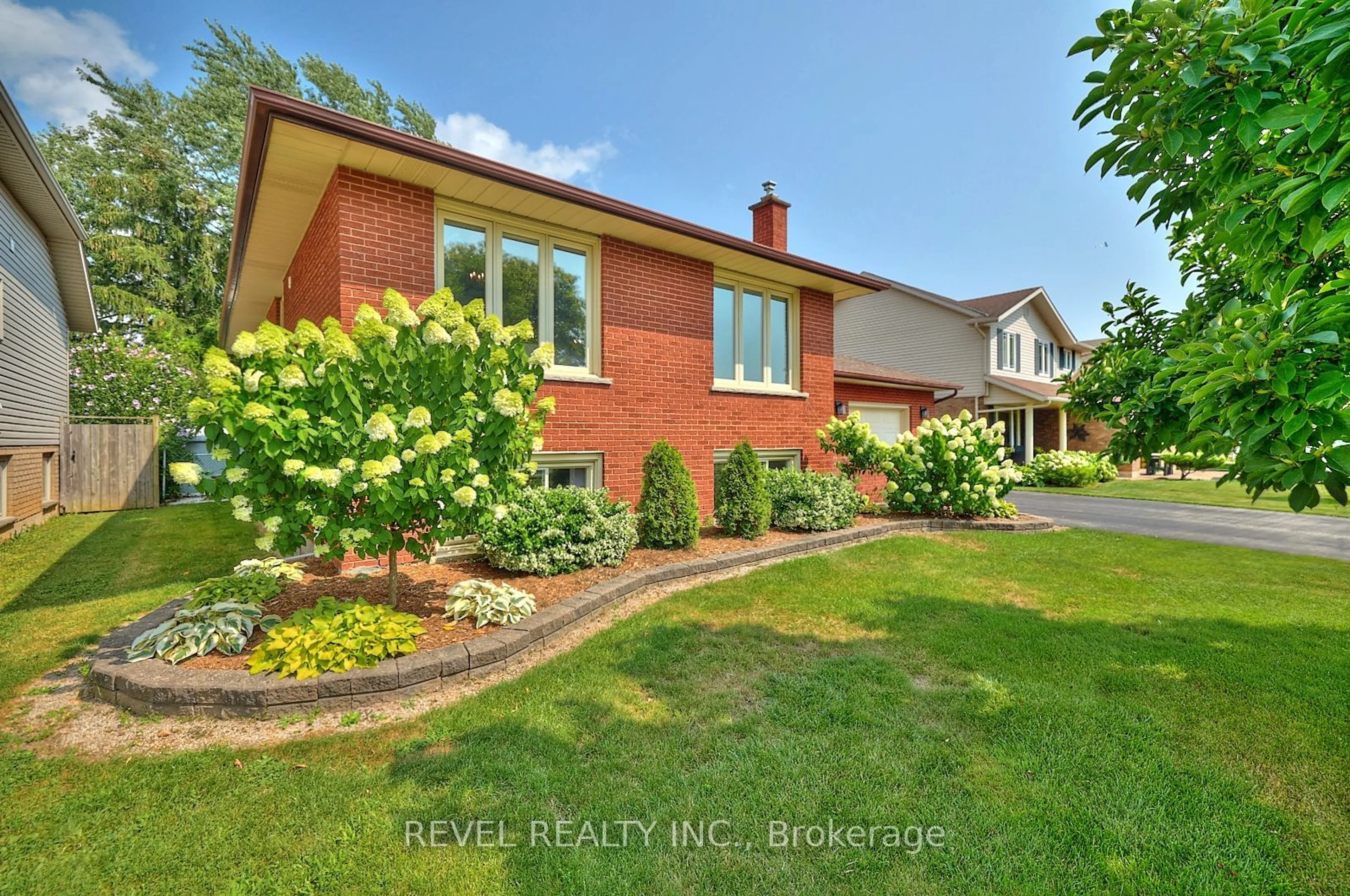 Frontside or backside of a home for 52 Wilkes Dr, Welland Ontario L3C 6M3