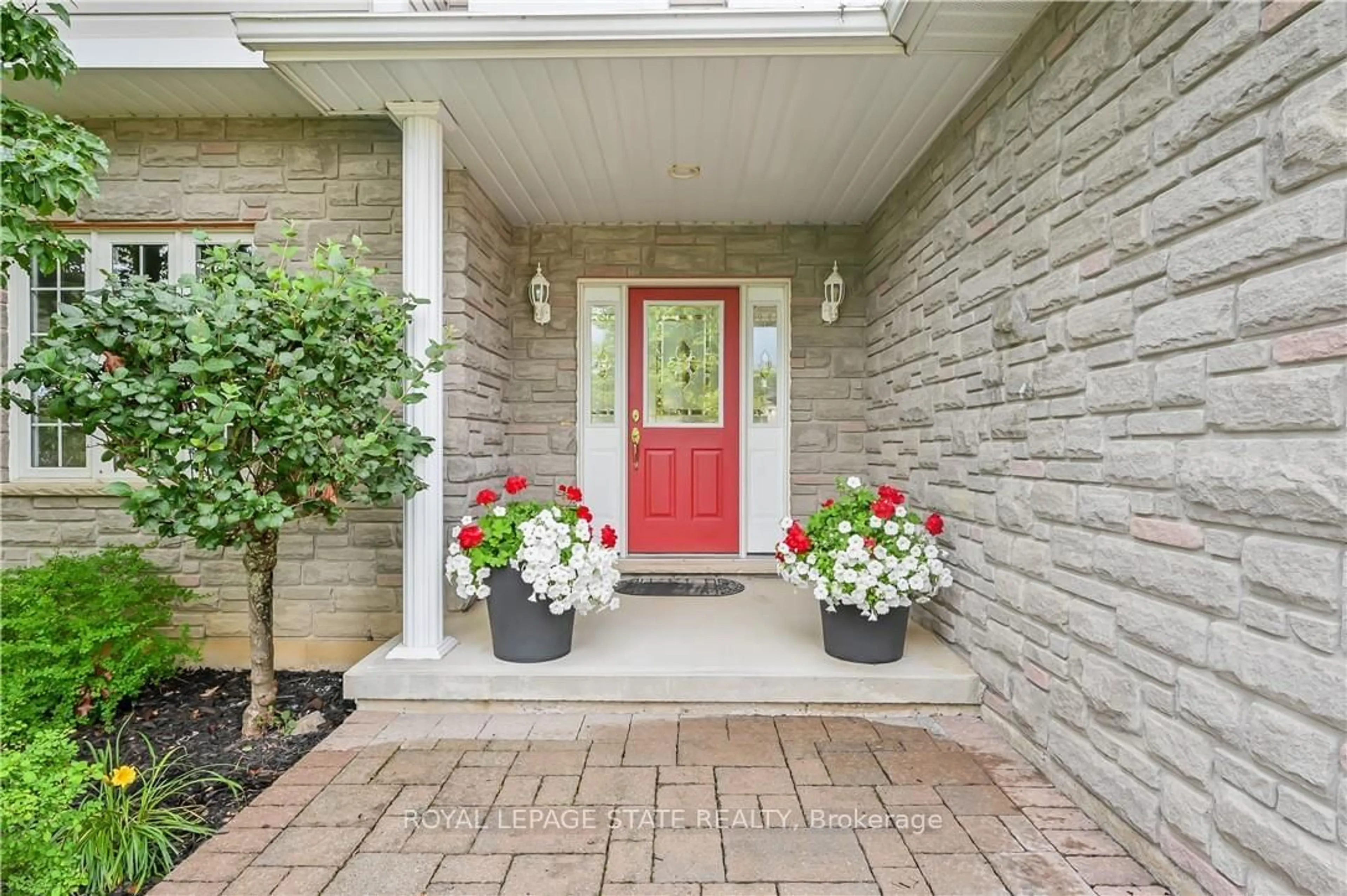 Indoor entryway for 24 Dunrobin Dr, Haldimand Ontario N3W 2N8