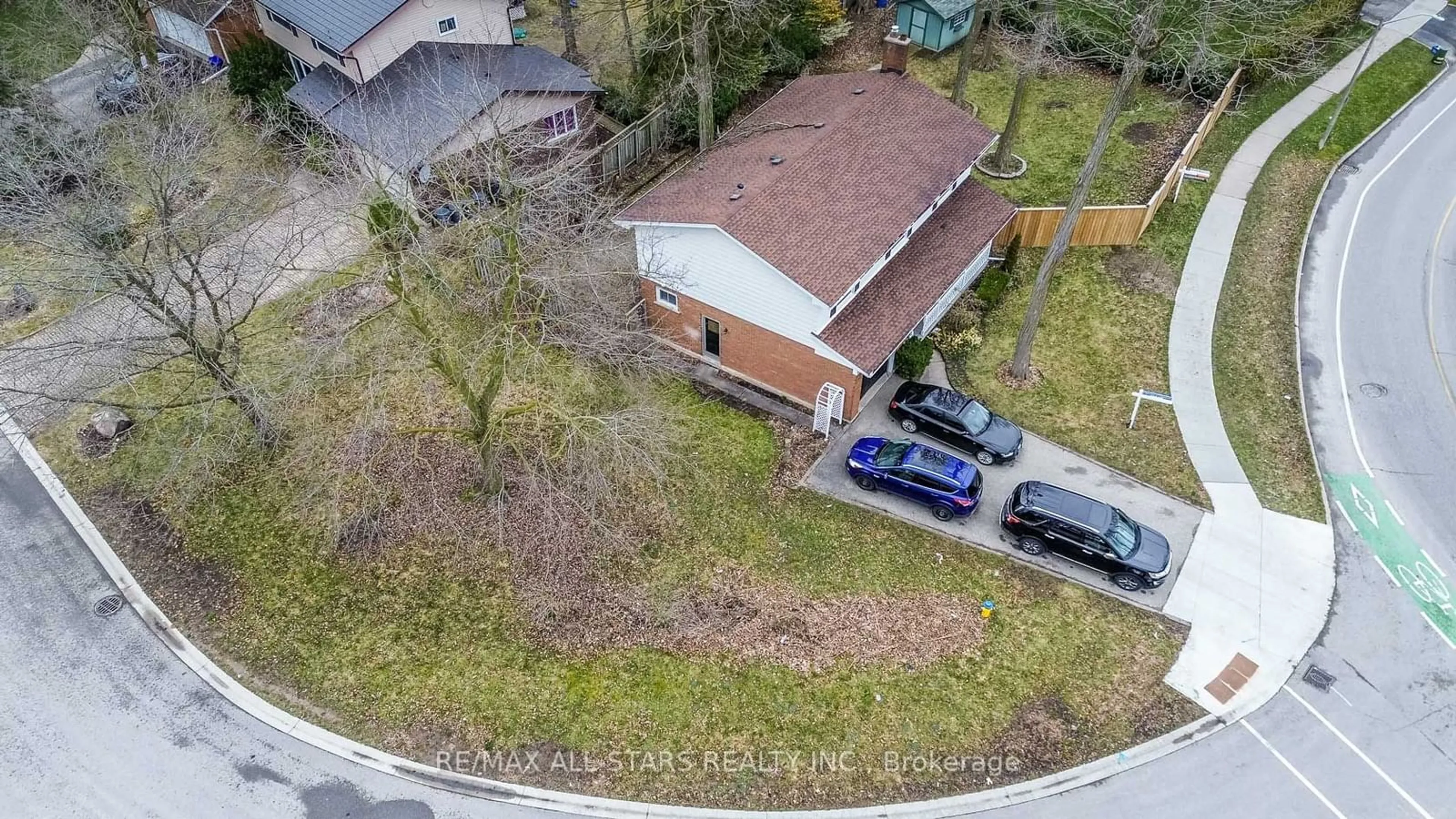 Frontside or backside of a home, the street view for 464 Hazel St, Waterloo Ontario N2L 3R1