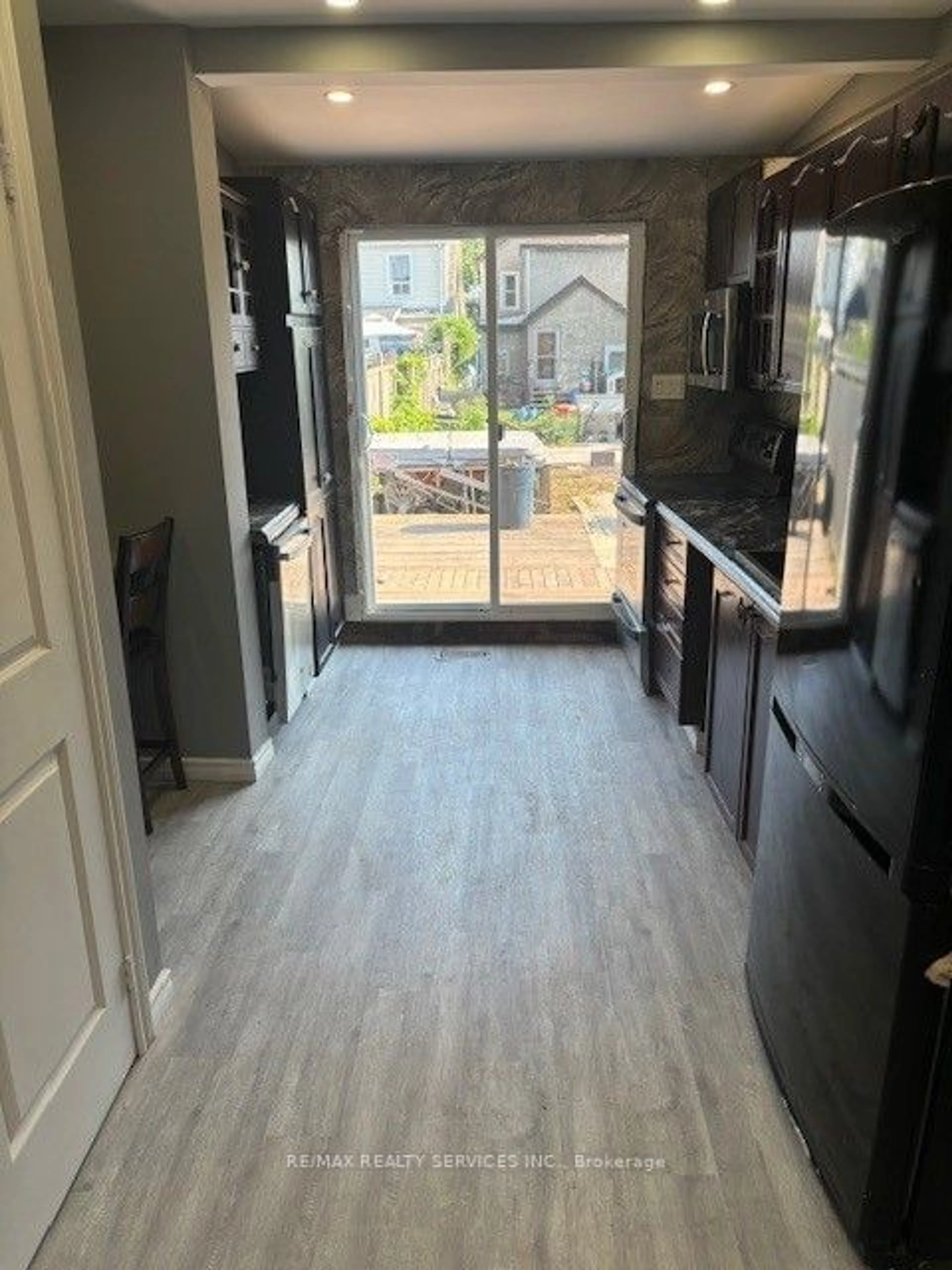 Indoor entryway for 95 Hope Ave, Hamilton Ontario L8H 2E5