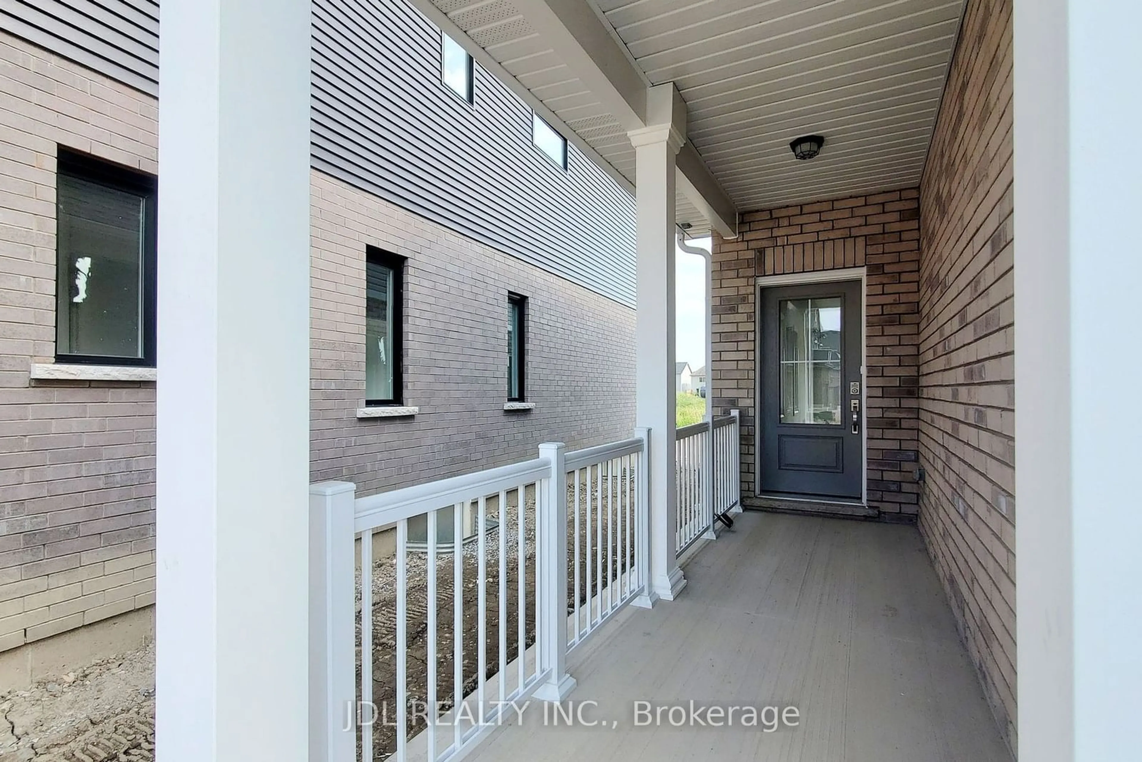 Indoor entryway for 7461 Majestic Tr, Niagara Falls Ontario L2H 0K7