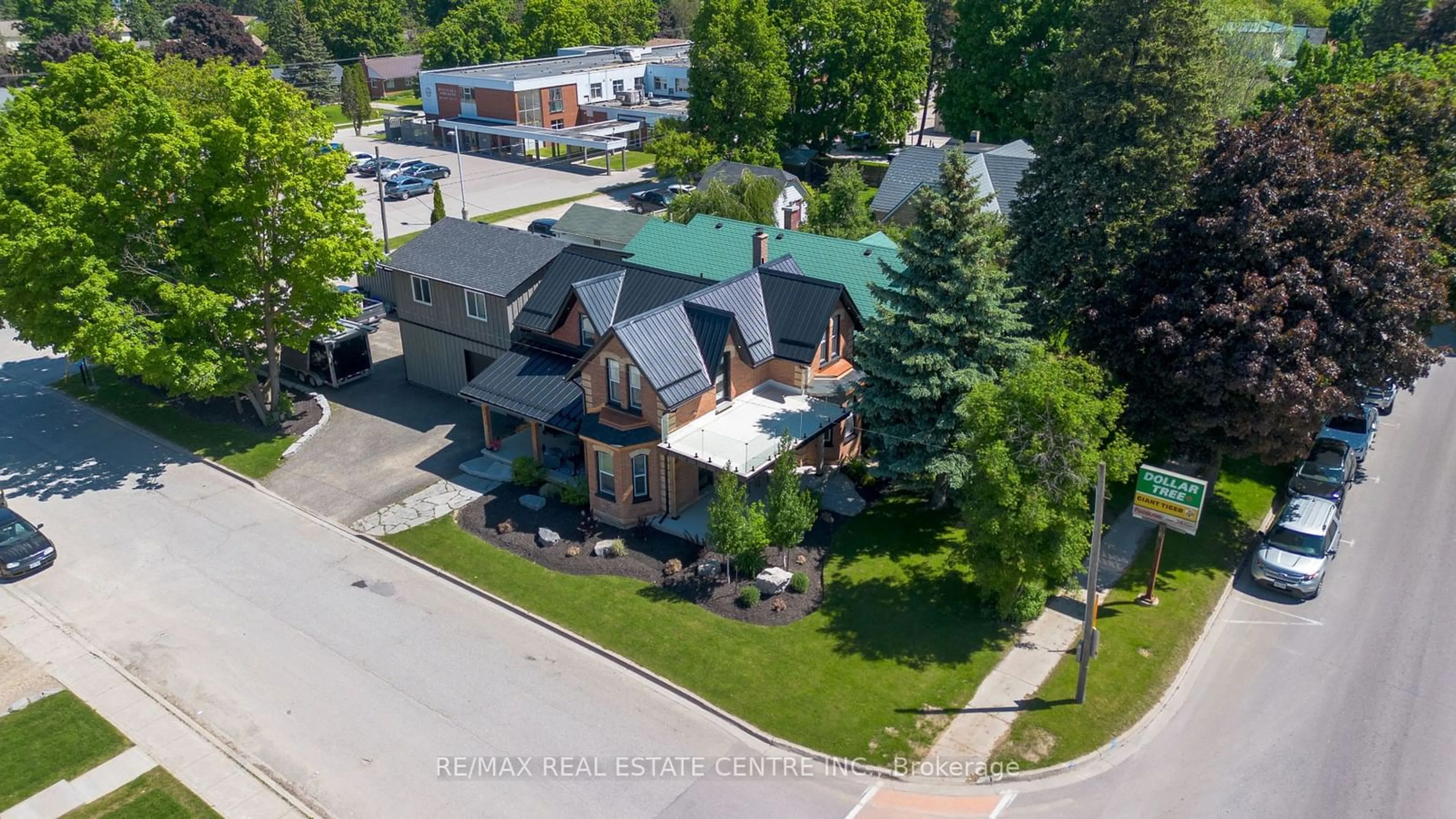 A pic from exterior of the house or condo for 302 Main St, Shelburne Ontario L9V 2Y9