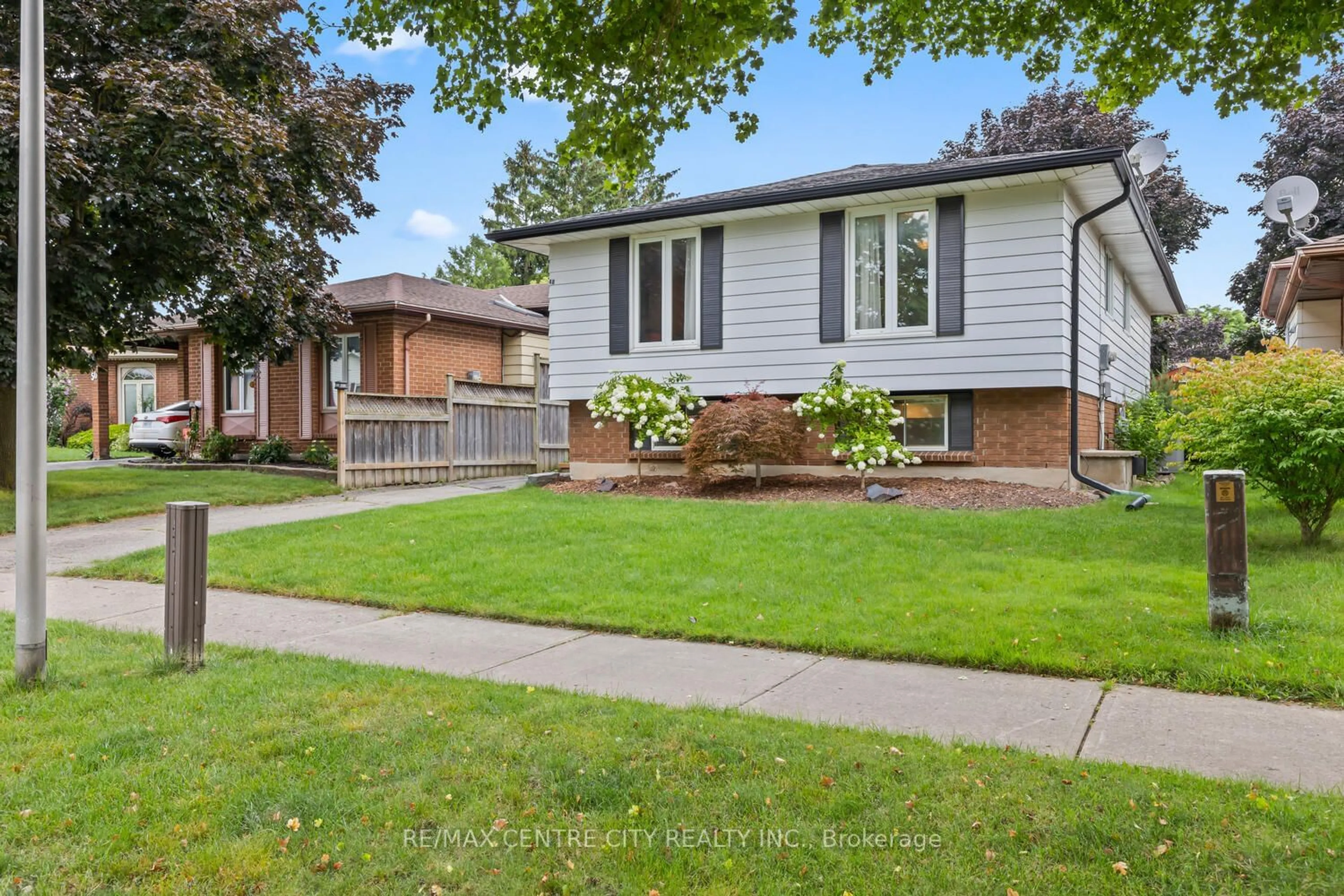 Frontside or backside of a home for 48 Tumbleweed Cres, London Ontario N6E 2N7