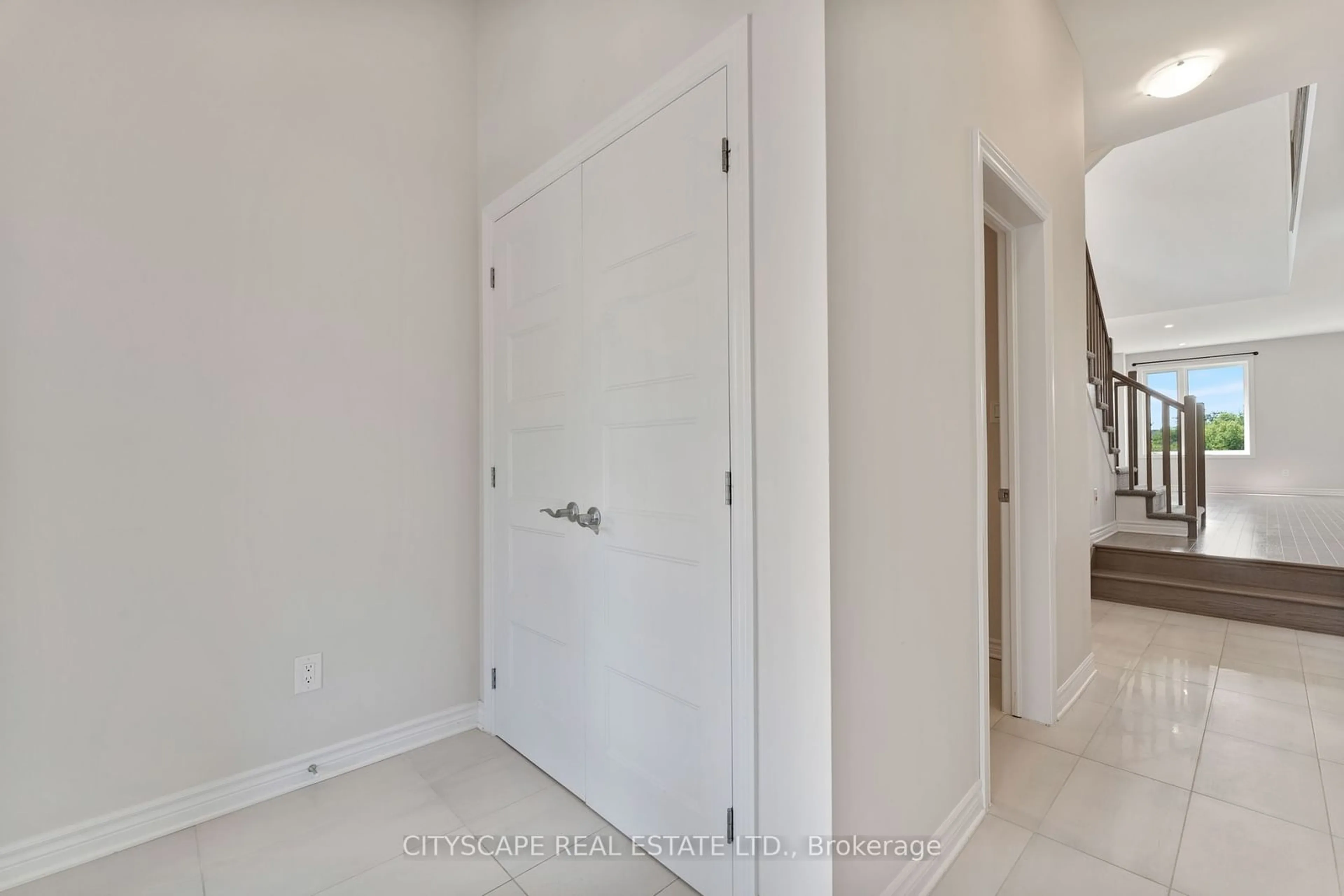 Indoor entryway for 517 Enclave Lane, Clarence-Rockland Ontario K4K 1T2