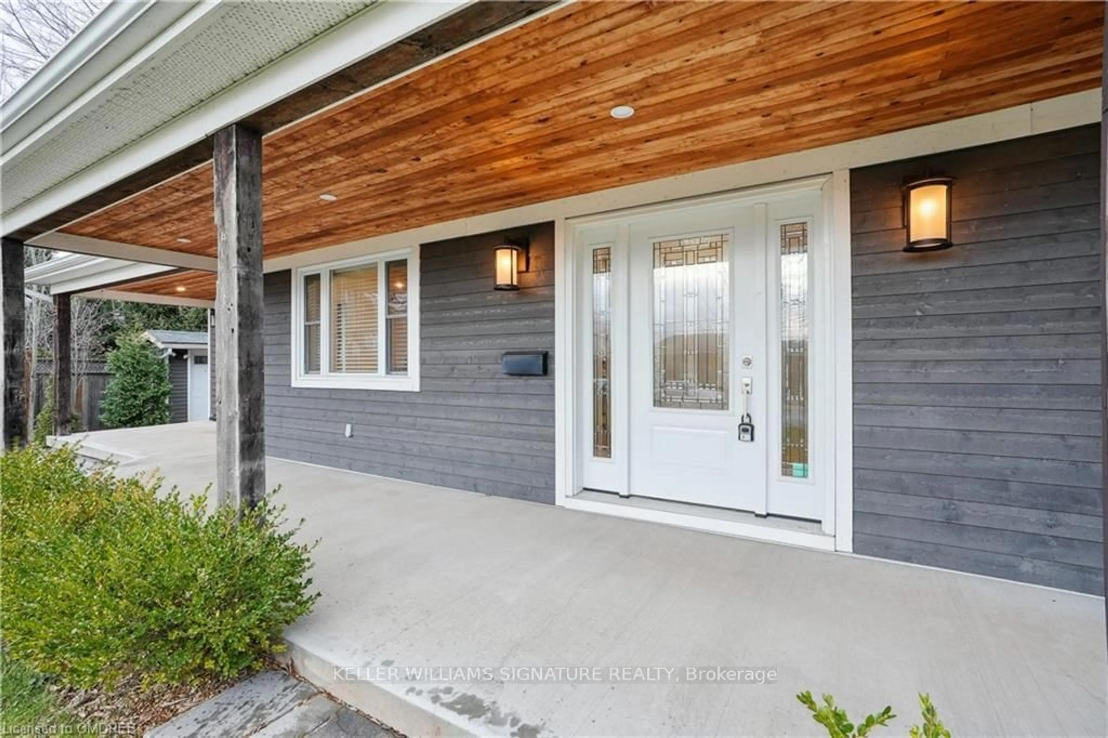 Indoor entryway for 76 MacAulay St, Hamilton Ontario L8L 1E7