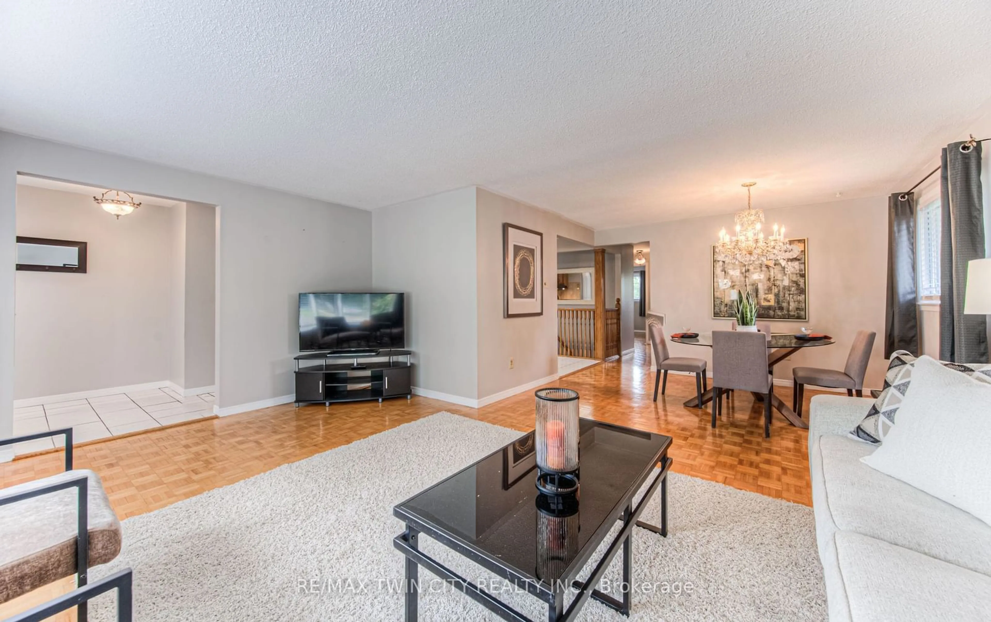 Living room for 178 Hazelglen Dr, Kitchener Ontario N2M 2E5