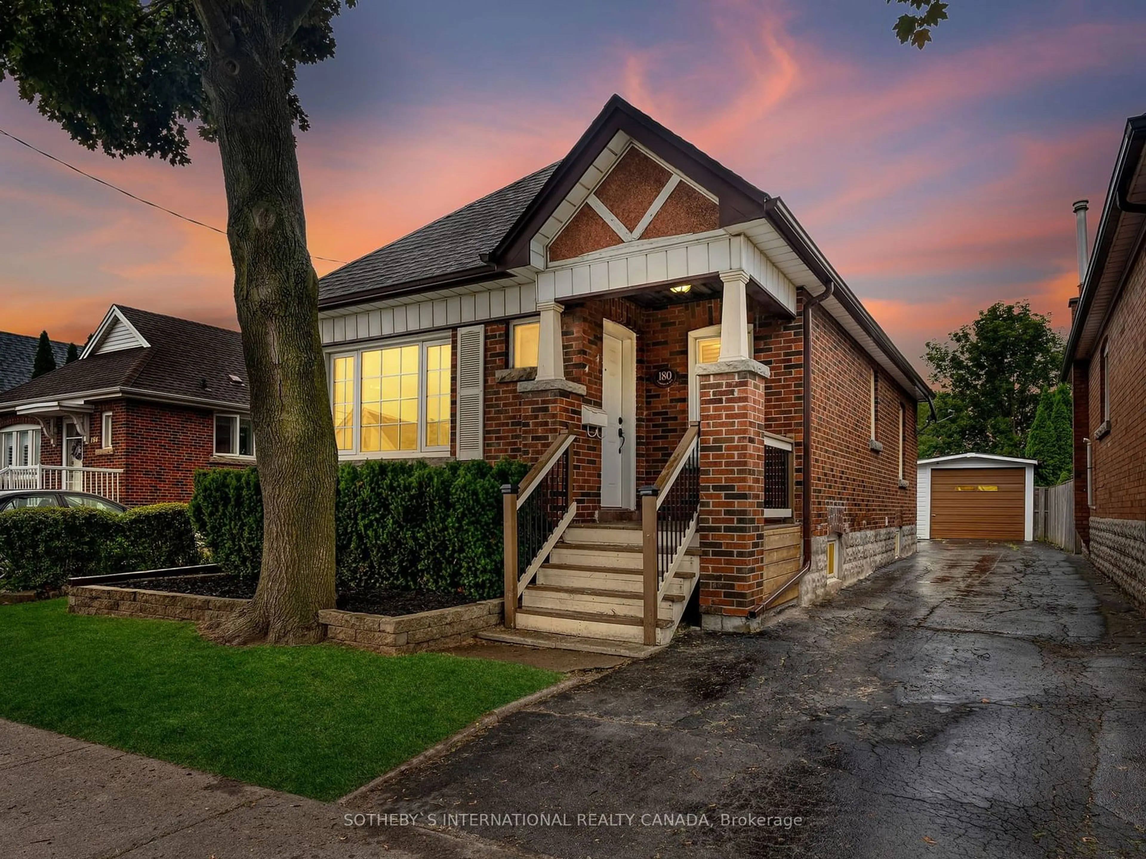 Home with brick exterior material for 180 Fairfield Ave, Hamilton Ontario L8H 5H4