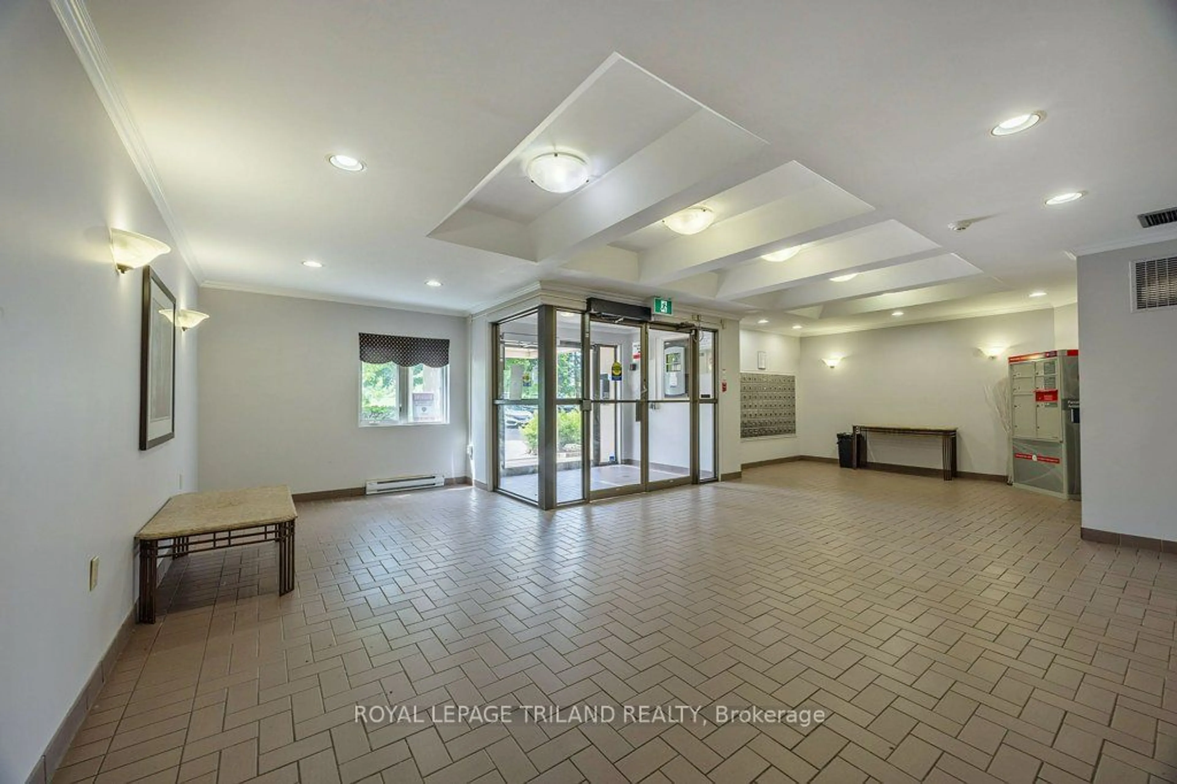 Indoor foyer, unknown floor for 858 Commissioners Rd #902, London Ontario N6C 5Y5