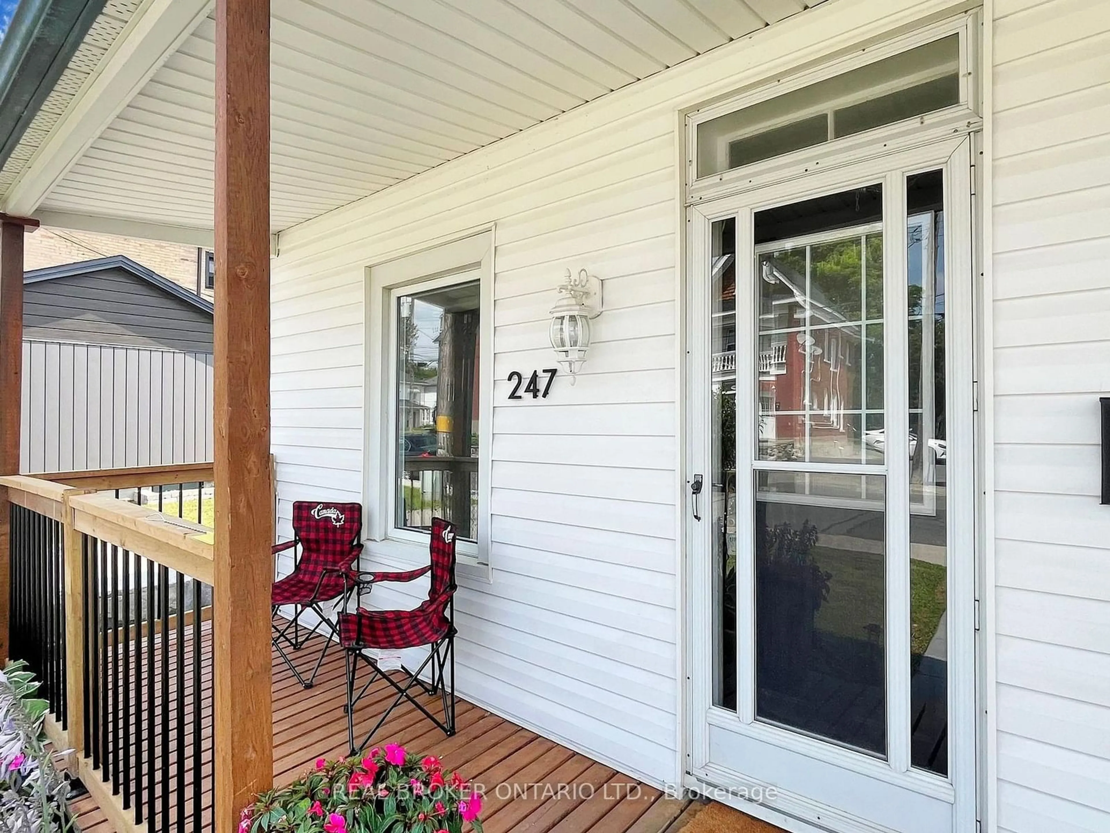 Indoor entryway for 247/249 Wolfe St, Peterborough Ontario K9J 2L1