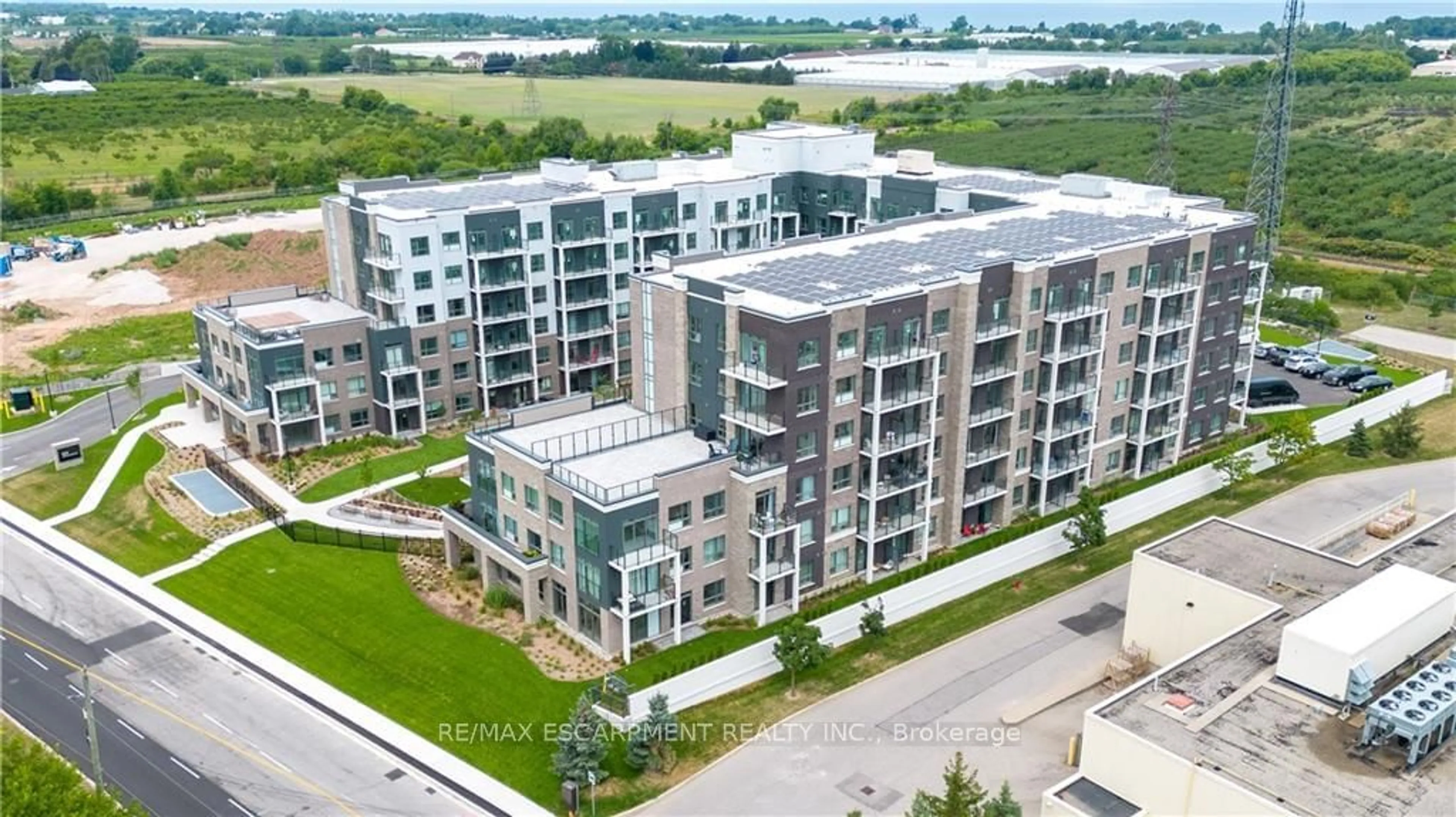 A pic from exterior of the house or condo for 5055 Greenlane Rd #401, Lincoln Ontario L0R 1B3