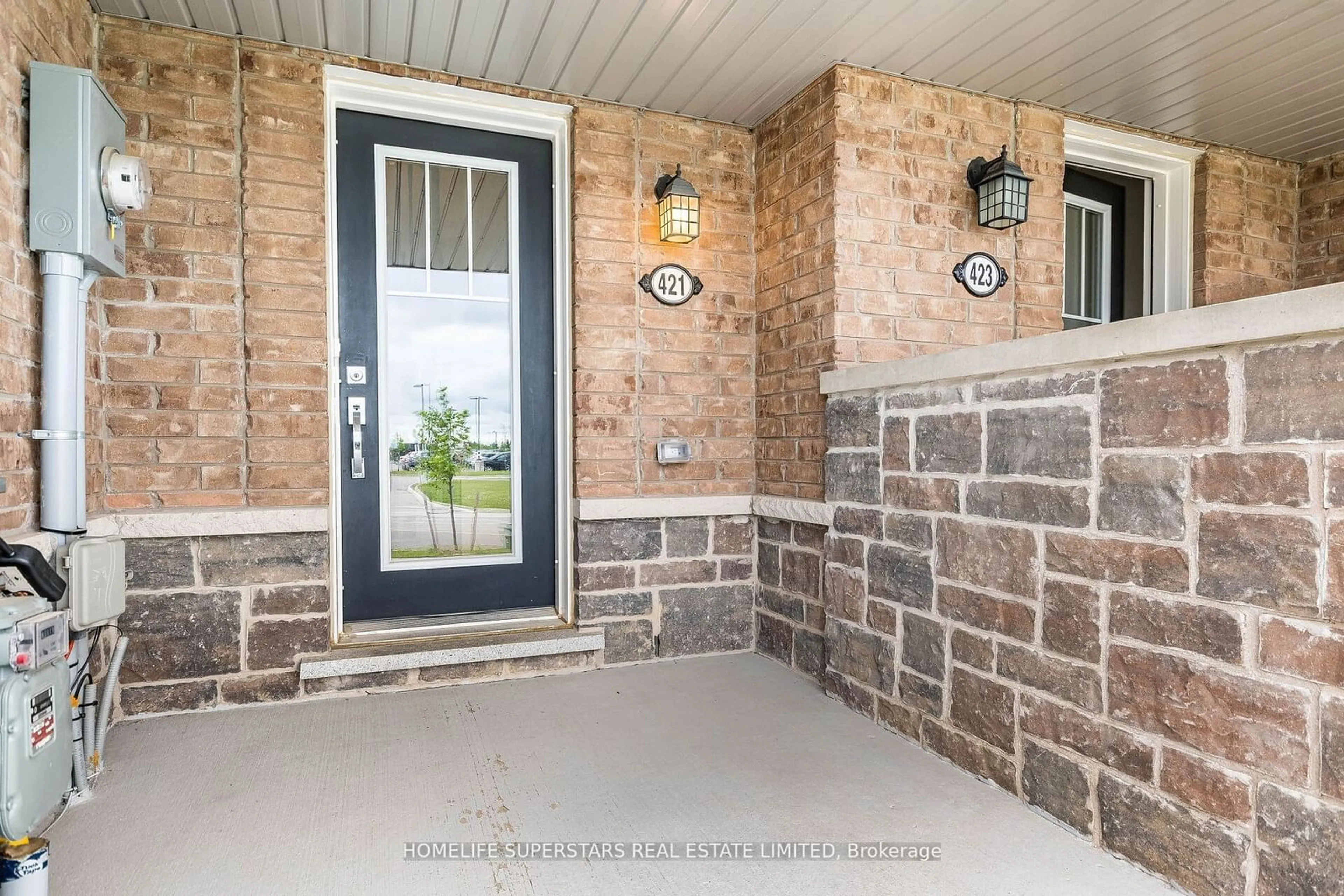 Indoor entryway for 421 Pumpkin pass, Hamilton Ontario L0R 1C0