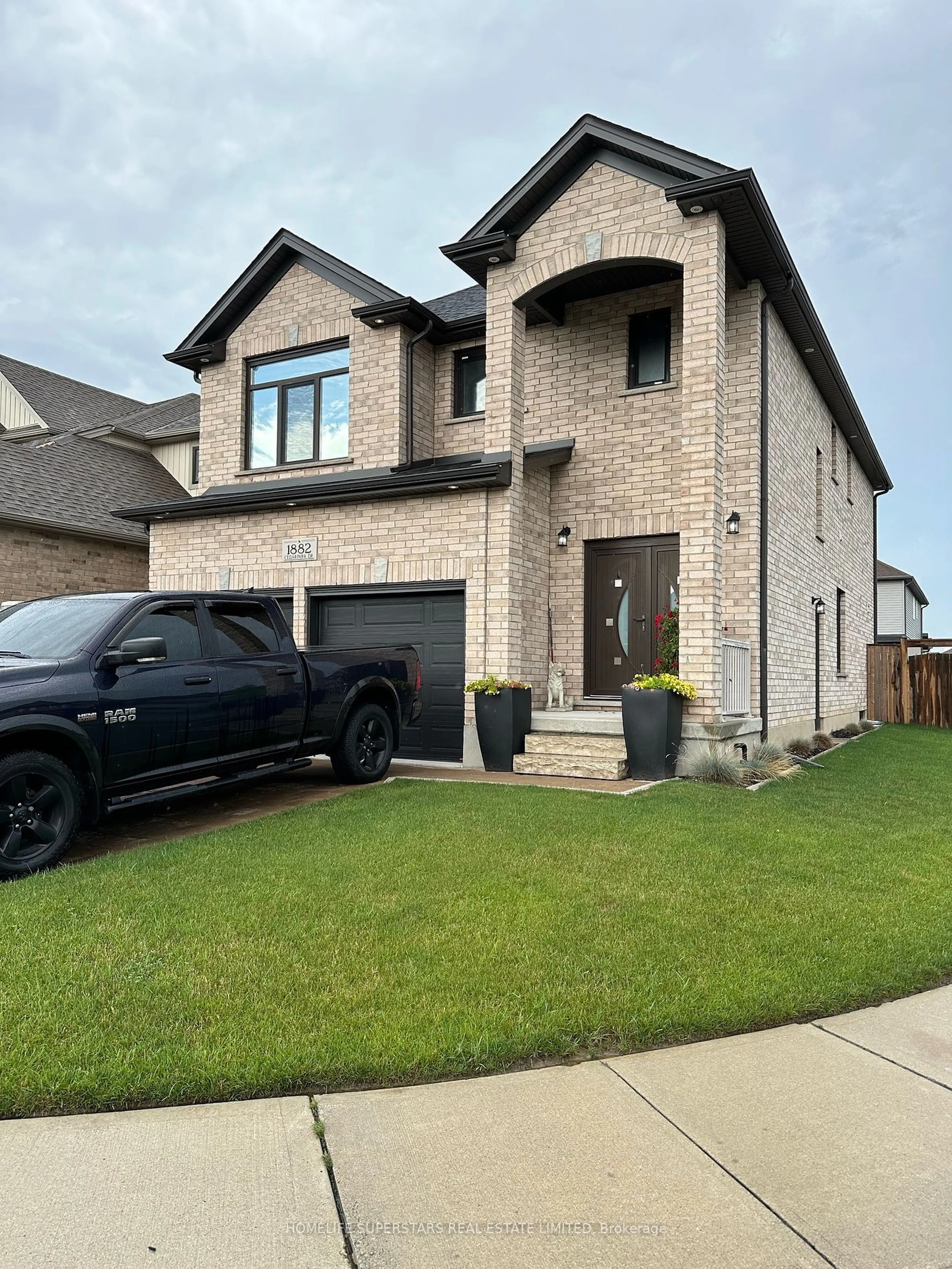 Home with brick exterior material for 1882 Cedarpark Dr, London Ontario N5X 0C7