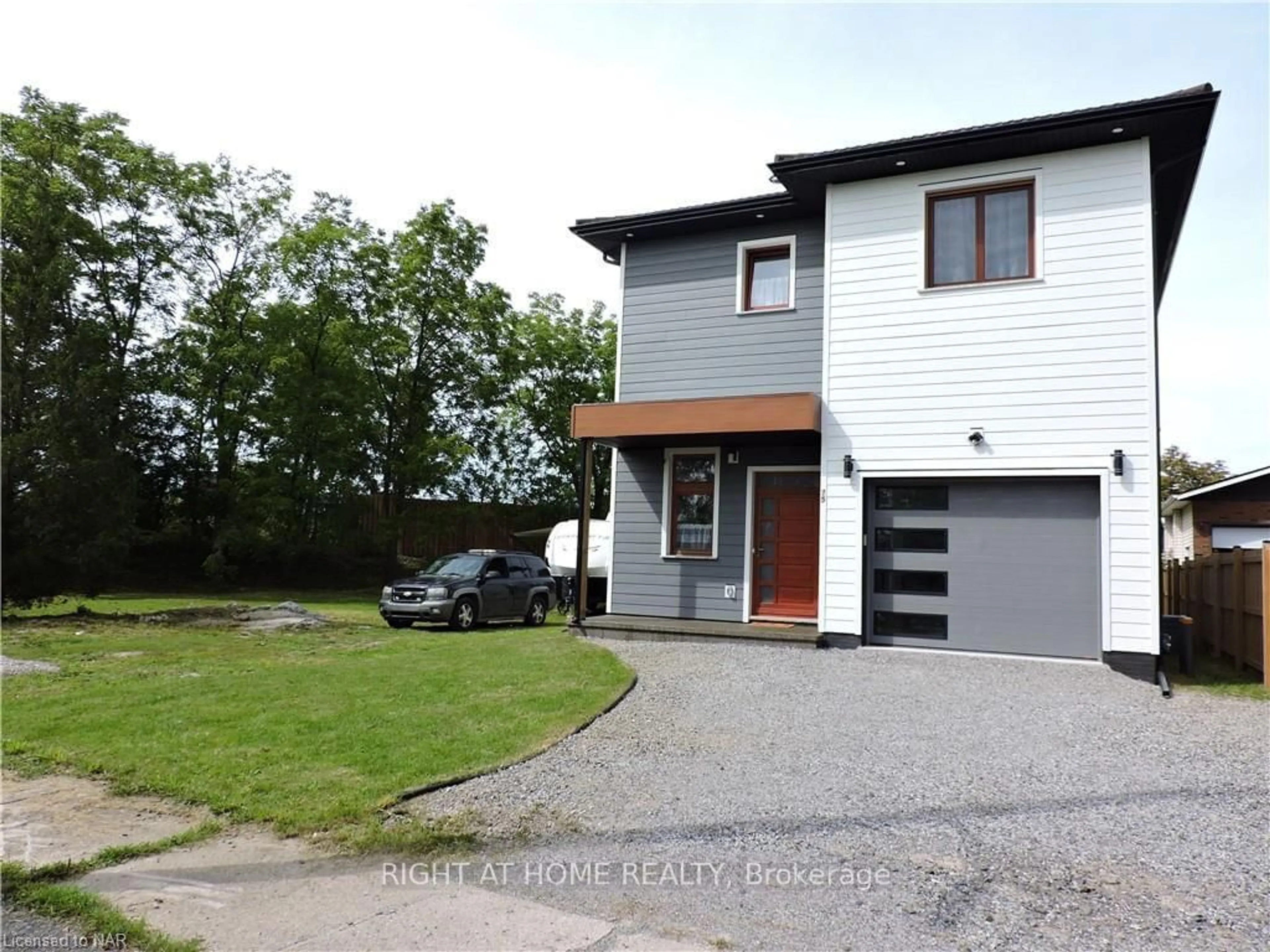 Frontside or backside of a home for 77 Welland St, Thorold Ontario L2V 2B7