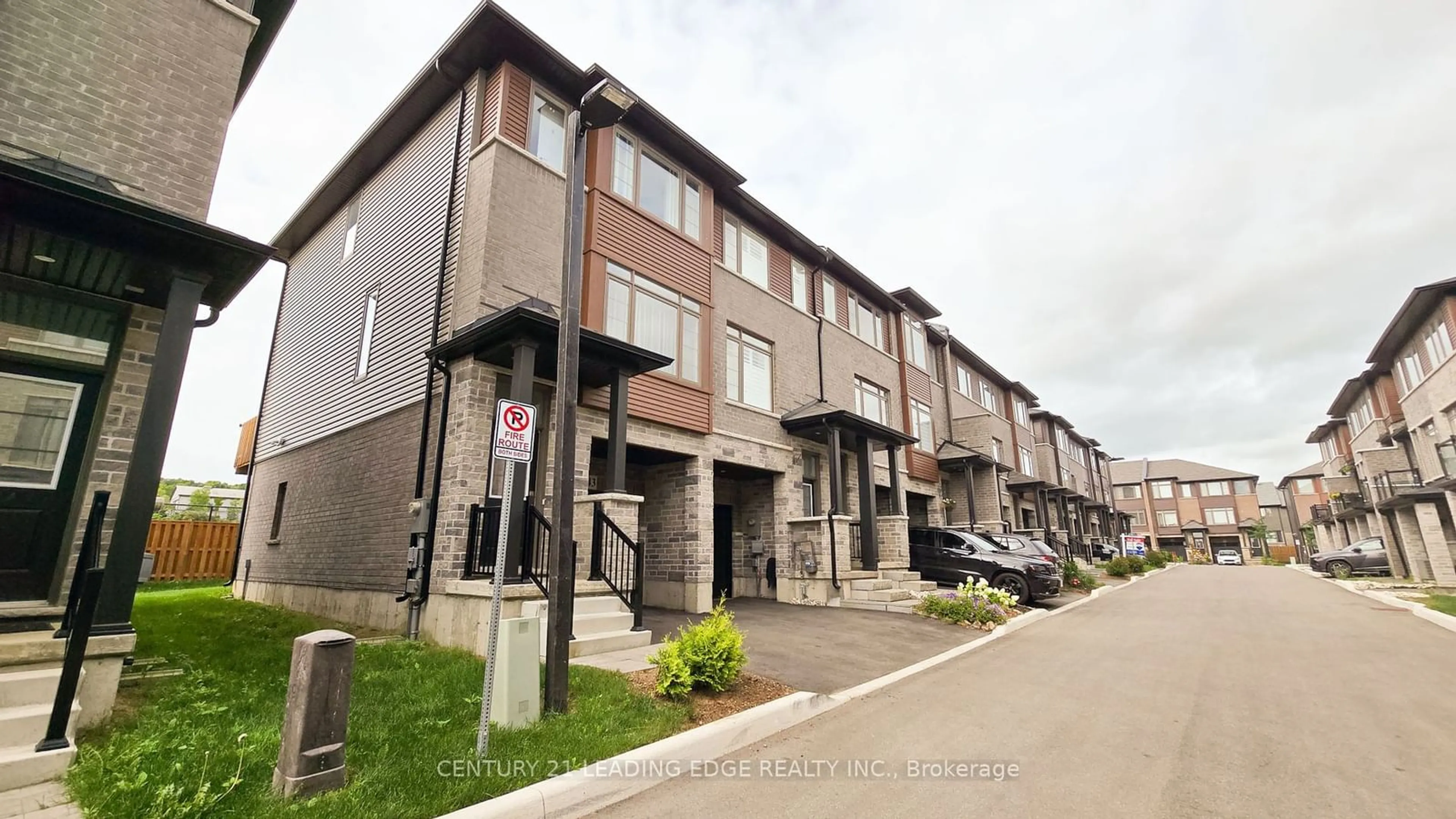 A pic from exterior of the house or condo for 5000 Connor Dr #43, Lincoln Ontario L3J 0T4