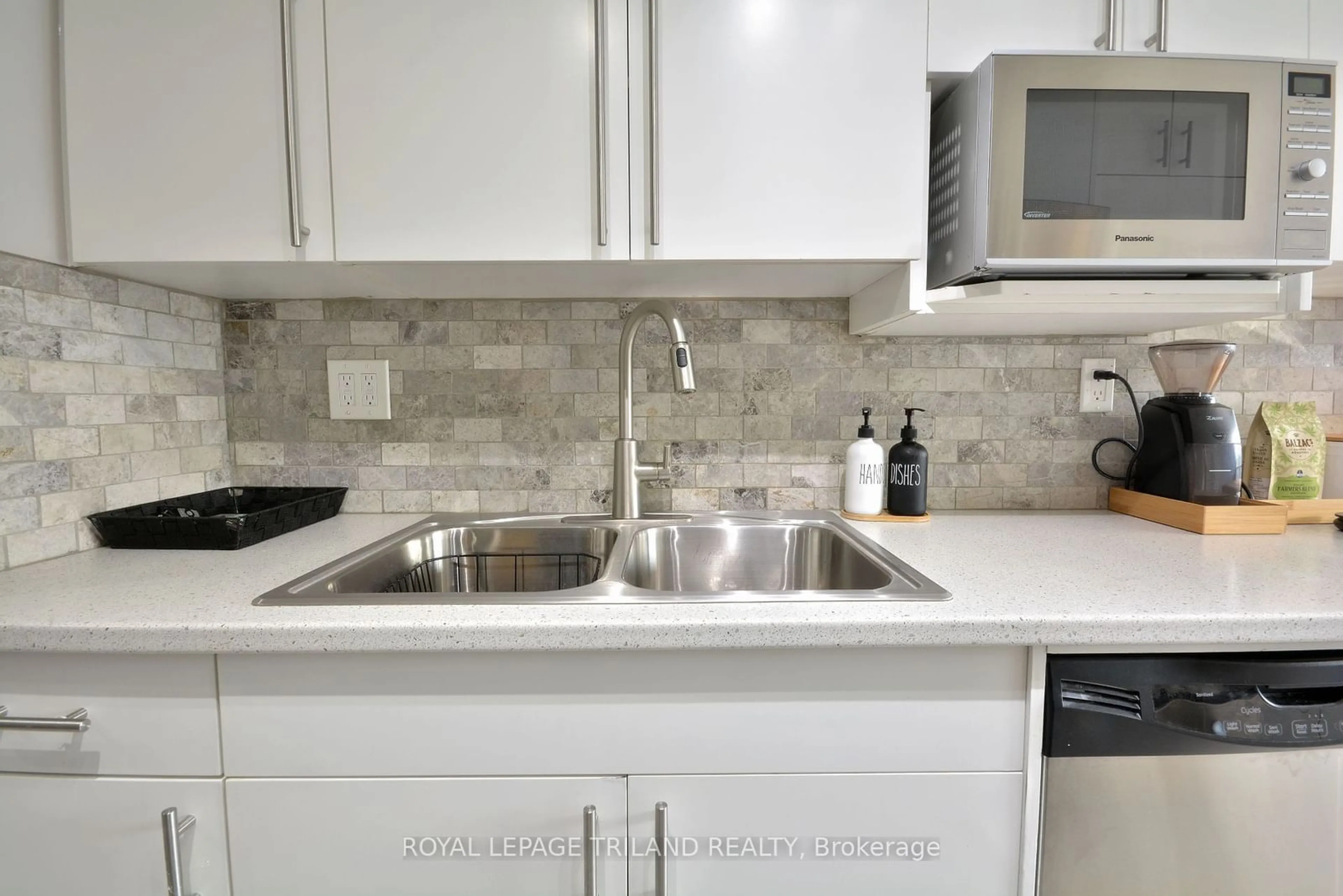 Standard kitchen for 1600 Adelaide St #210, London Ontario N5X 3H6