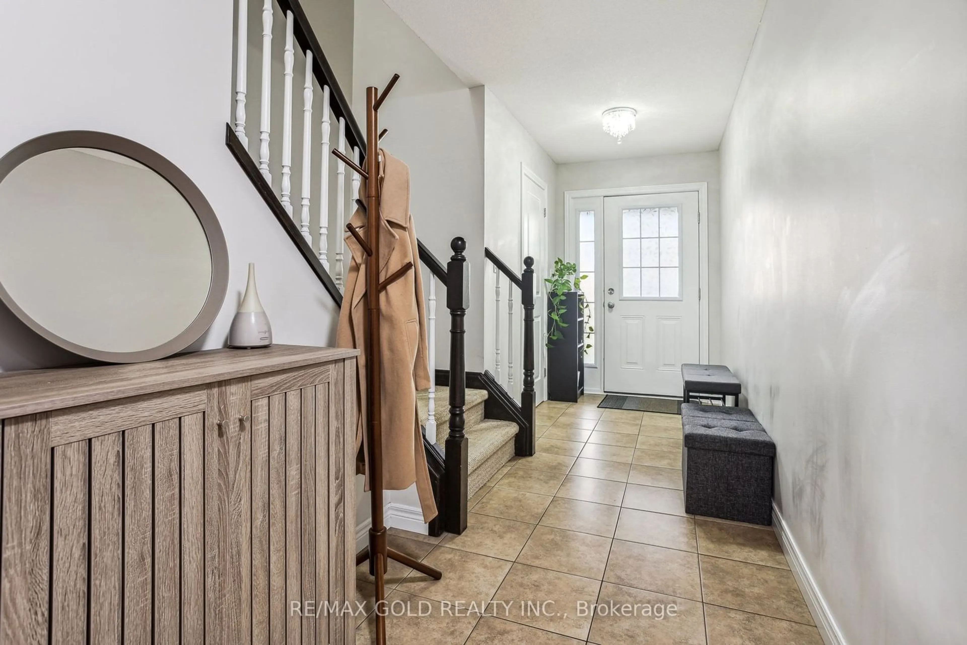 Indoor entryway for 6803 Vallas Circ, London Ontario N6P 0B5