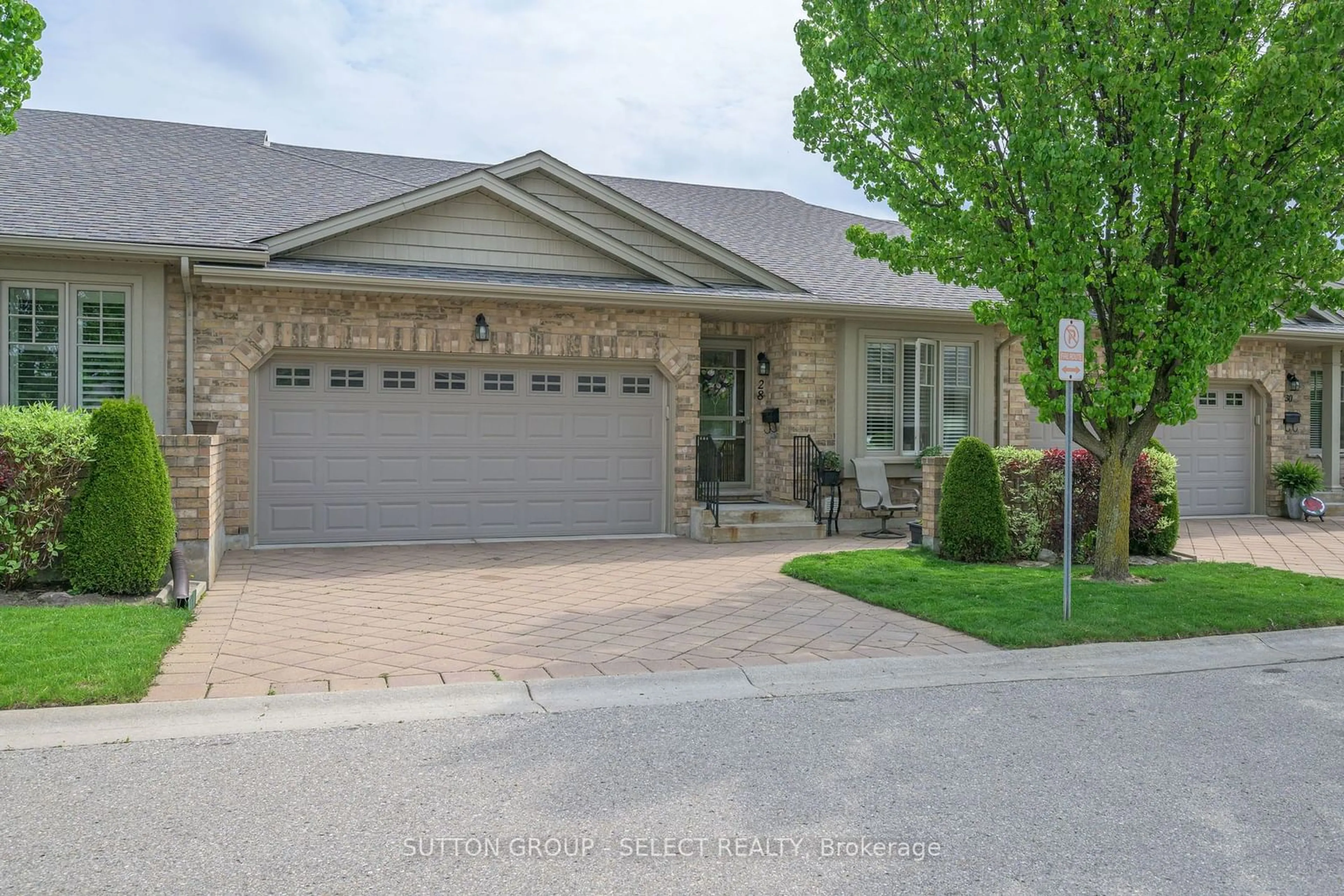 A pic from exterior of the house or condo, the street view for 2100 DENVIEW Ave #28, London Ontario N6G 0J5