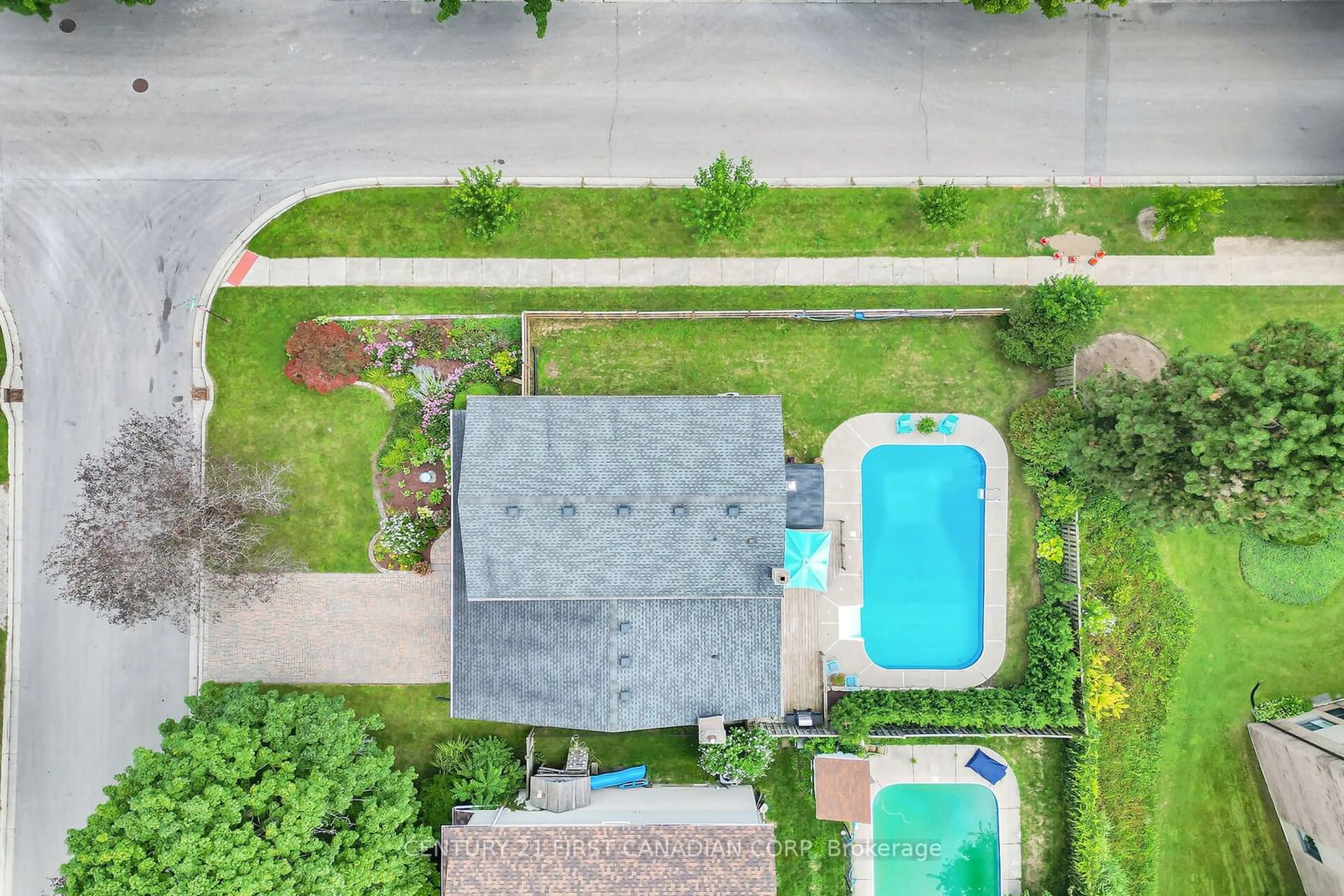 Indoor or outdoor pool for 1020 Flintlock Rd, London Ontario N6H 4P1