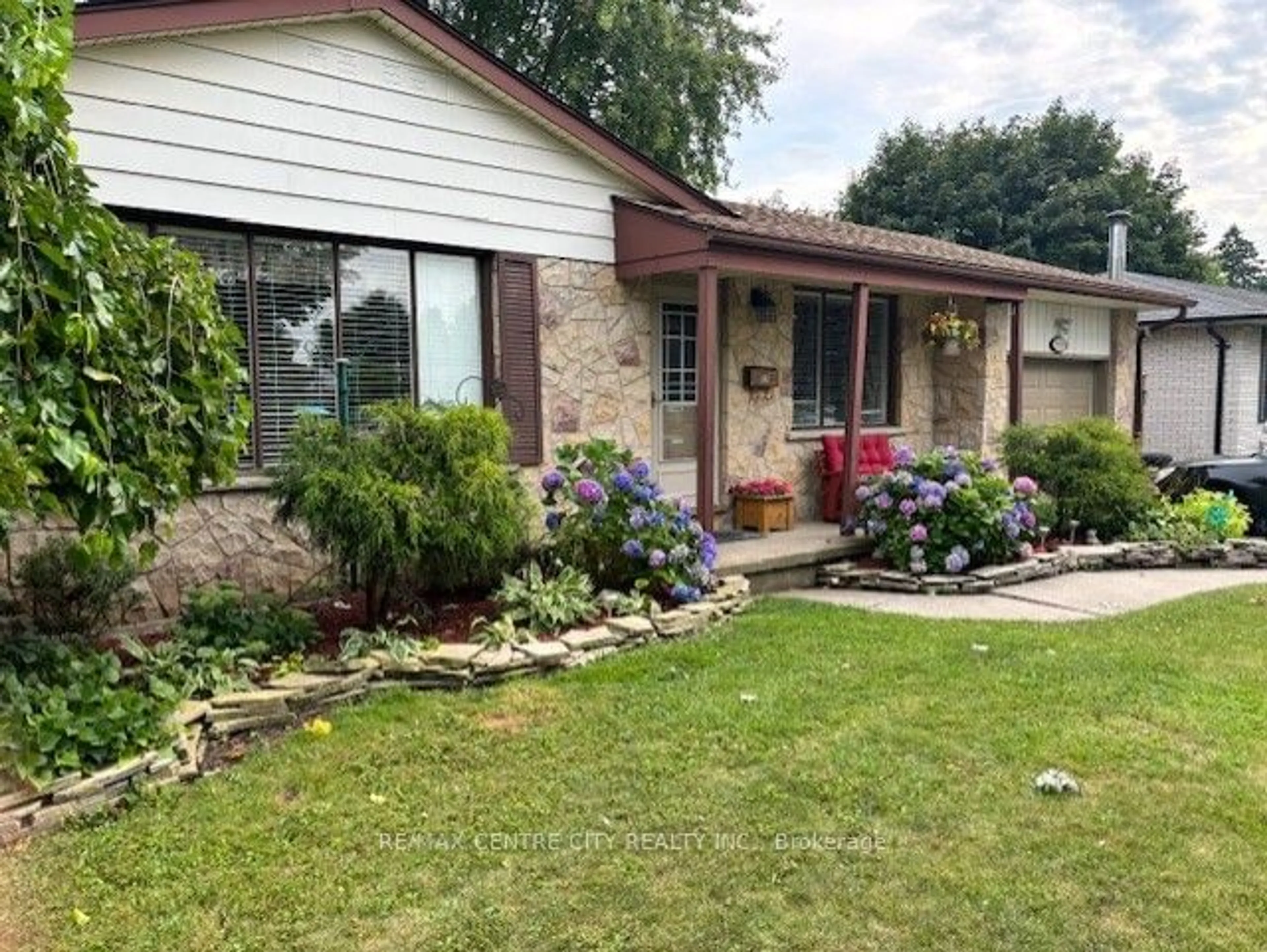 Frontside or backside of a home, cottage for 589 Elm St, St. Thomas Ontario N5R 1K8