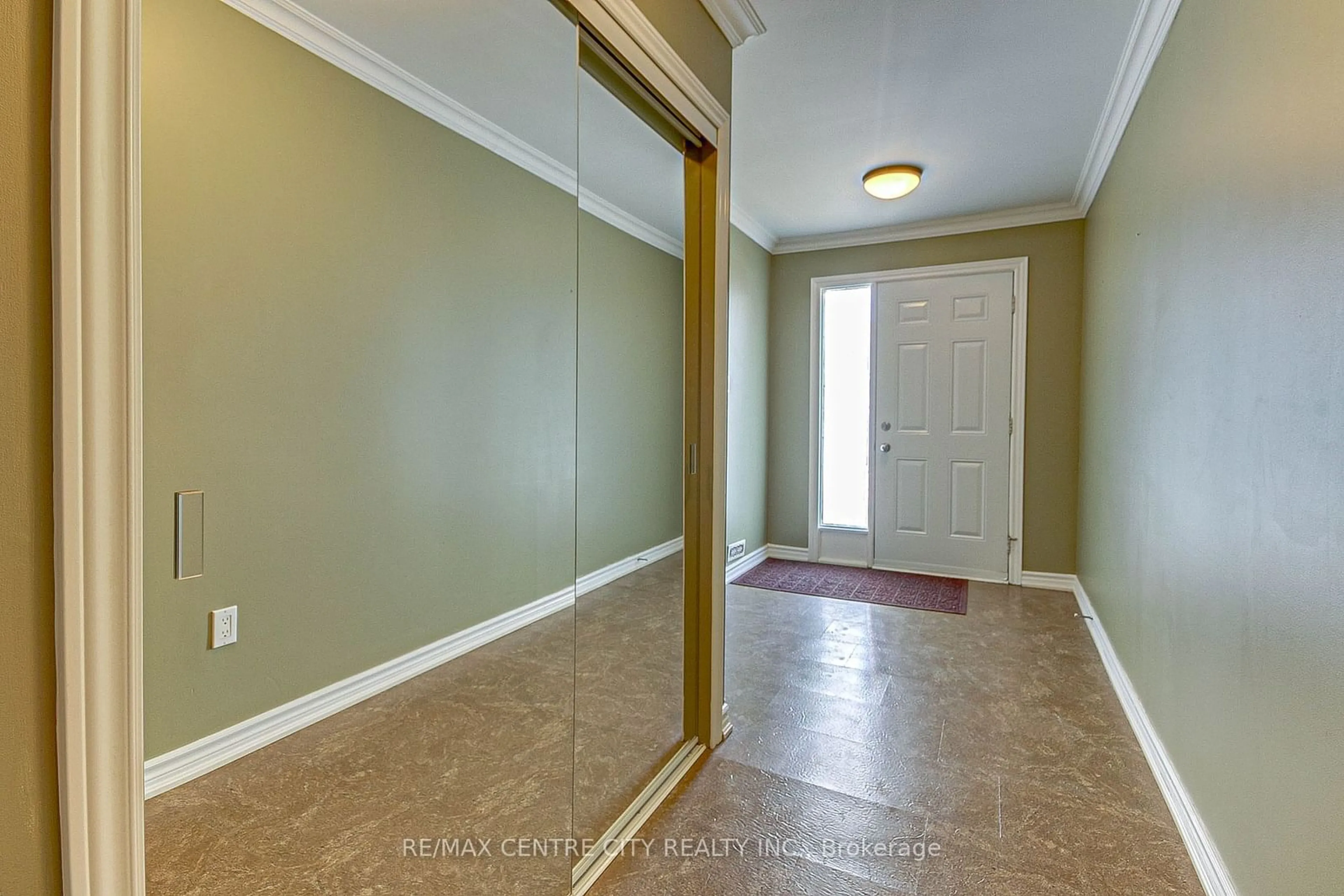 Indoor entryway, wood floors for 374 FRONT St #14, Central Elgin Ontario N5L 1E9