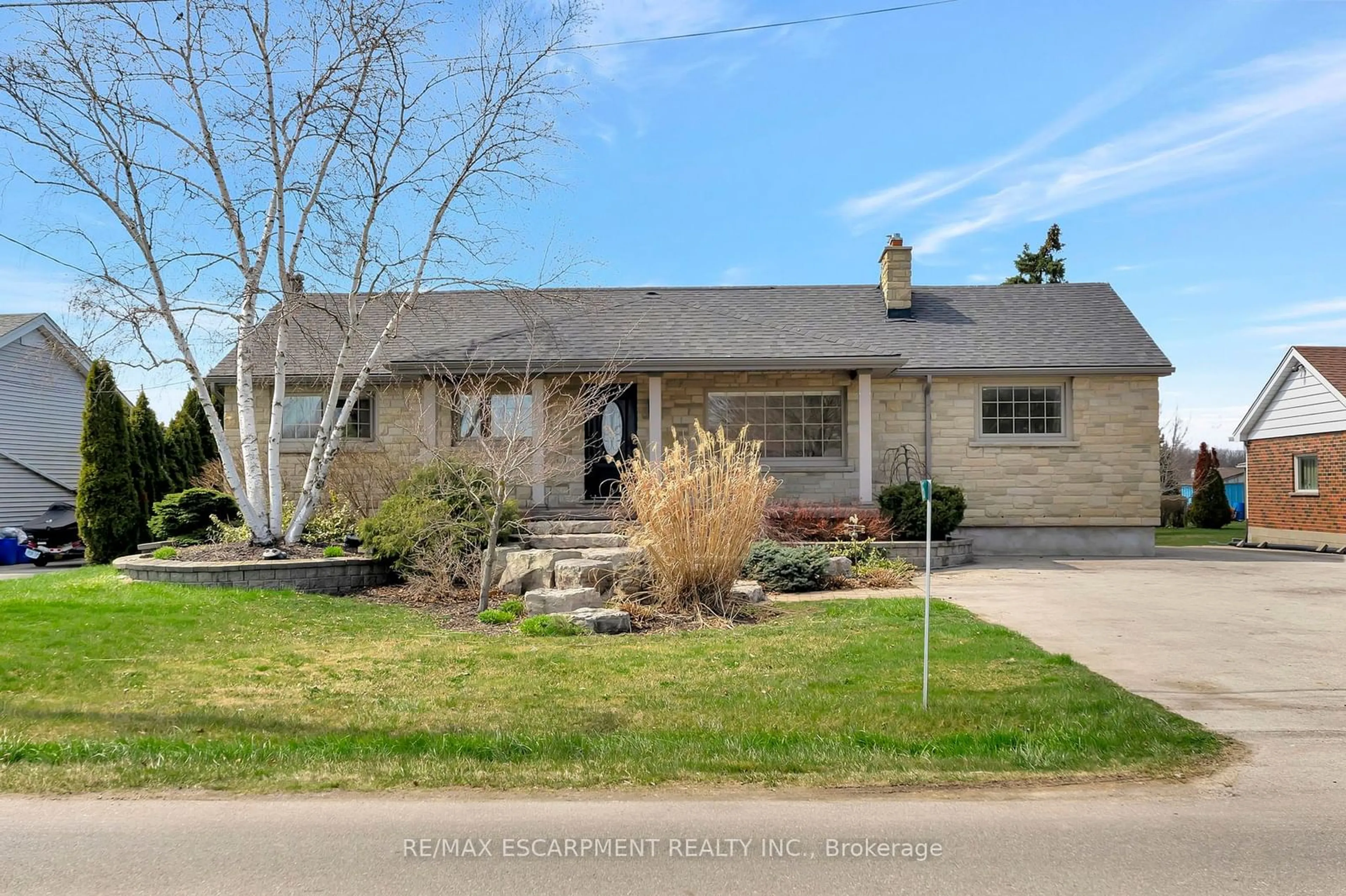 Frontside or backside of a home for 565 Second Rd, Hamilton Ontario L8J 2Y1