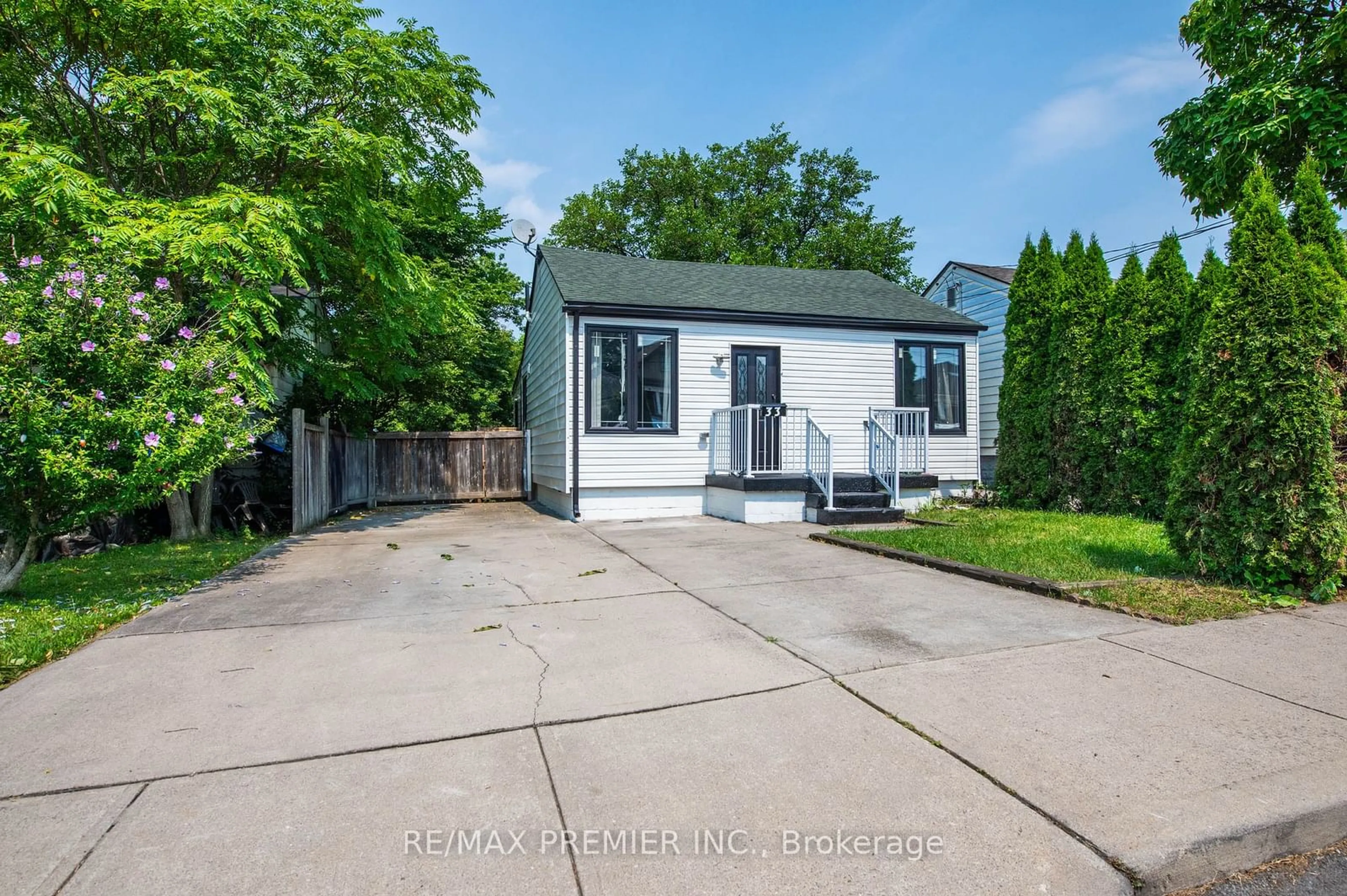 Frontside or backside of a home for 33 Dalhousie Ave, Hamilton Ontario L8L 3J4