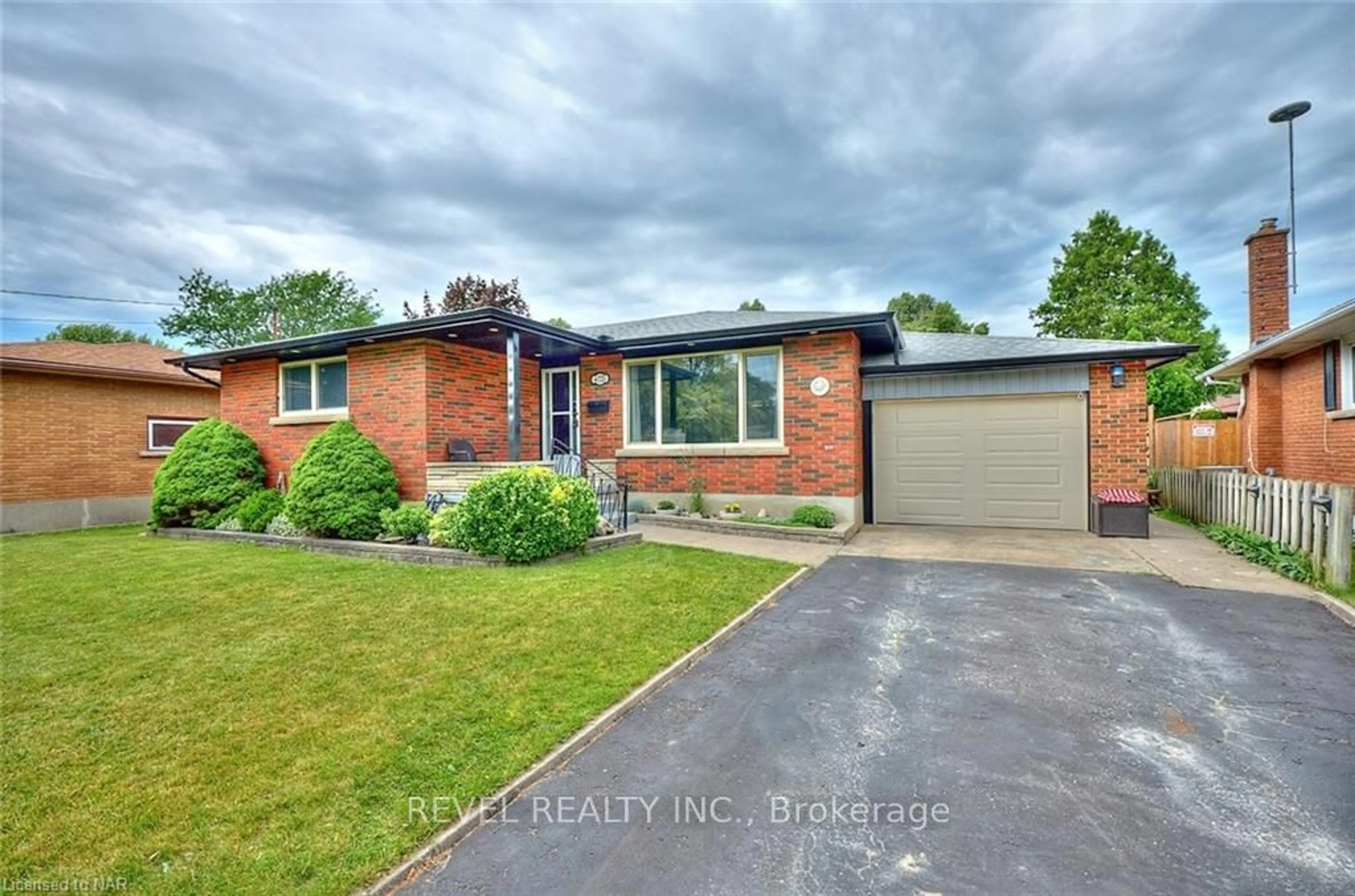 Home with brick exterior material for 6721 Demetre Cres, Niagara Falls Ontario L2G 2Y2