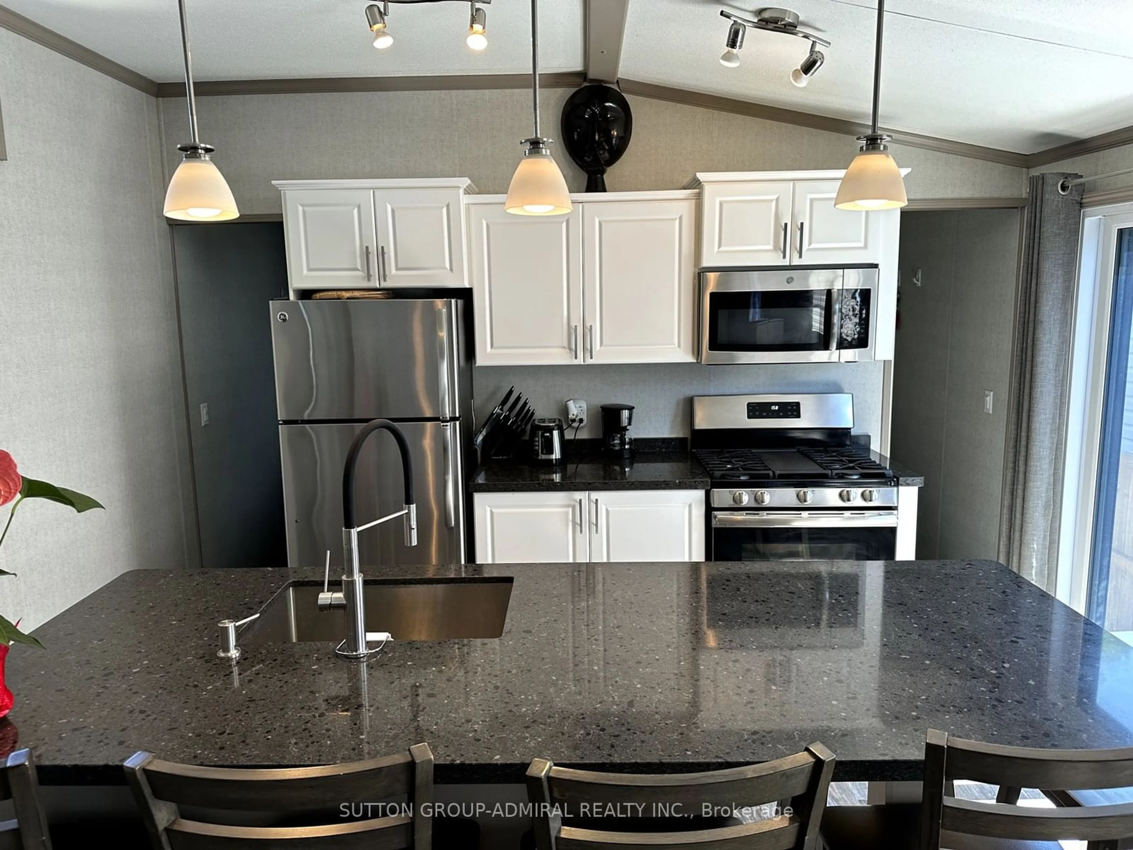 Contemporary kitchen for 7100 County Road 18 #9, Alnwick/Haldimand Ontario K0K 2X0