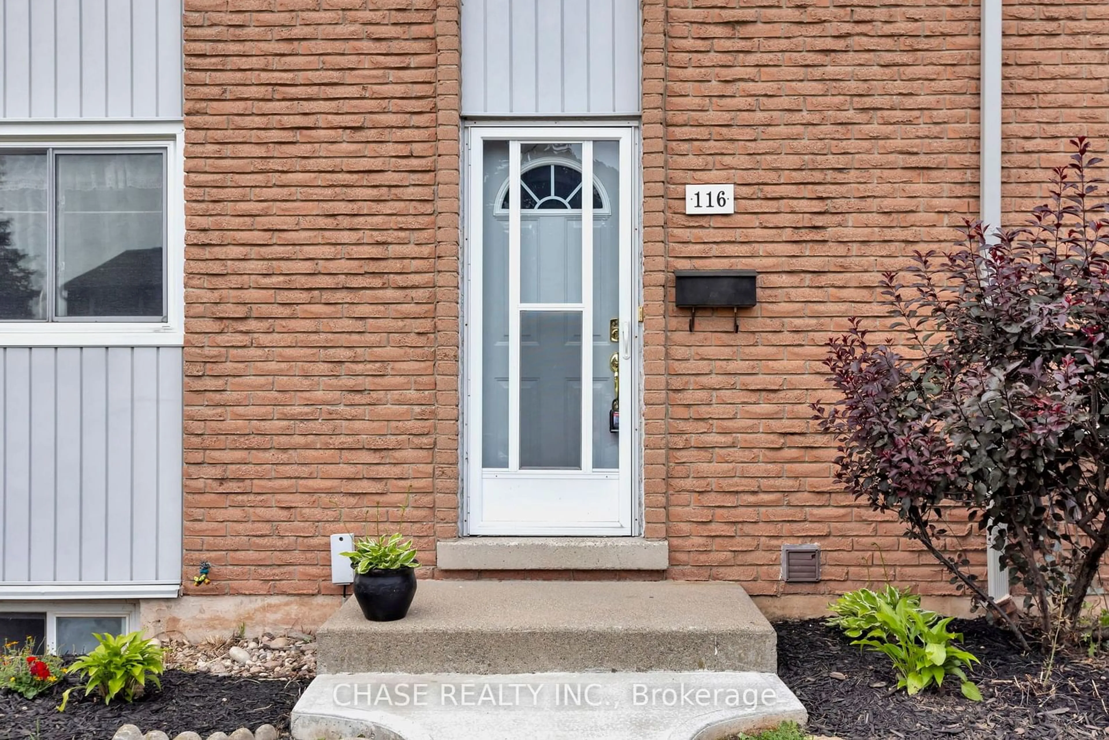 Indoor entryway for 151 Gateshead Cres #116, Hamilton Ontario L8G 3W1