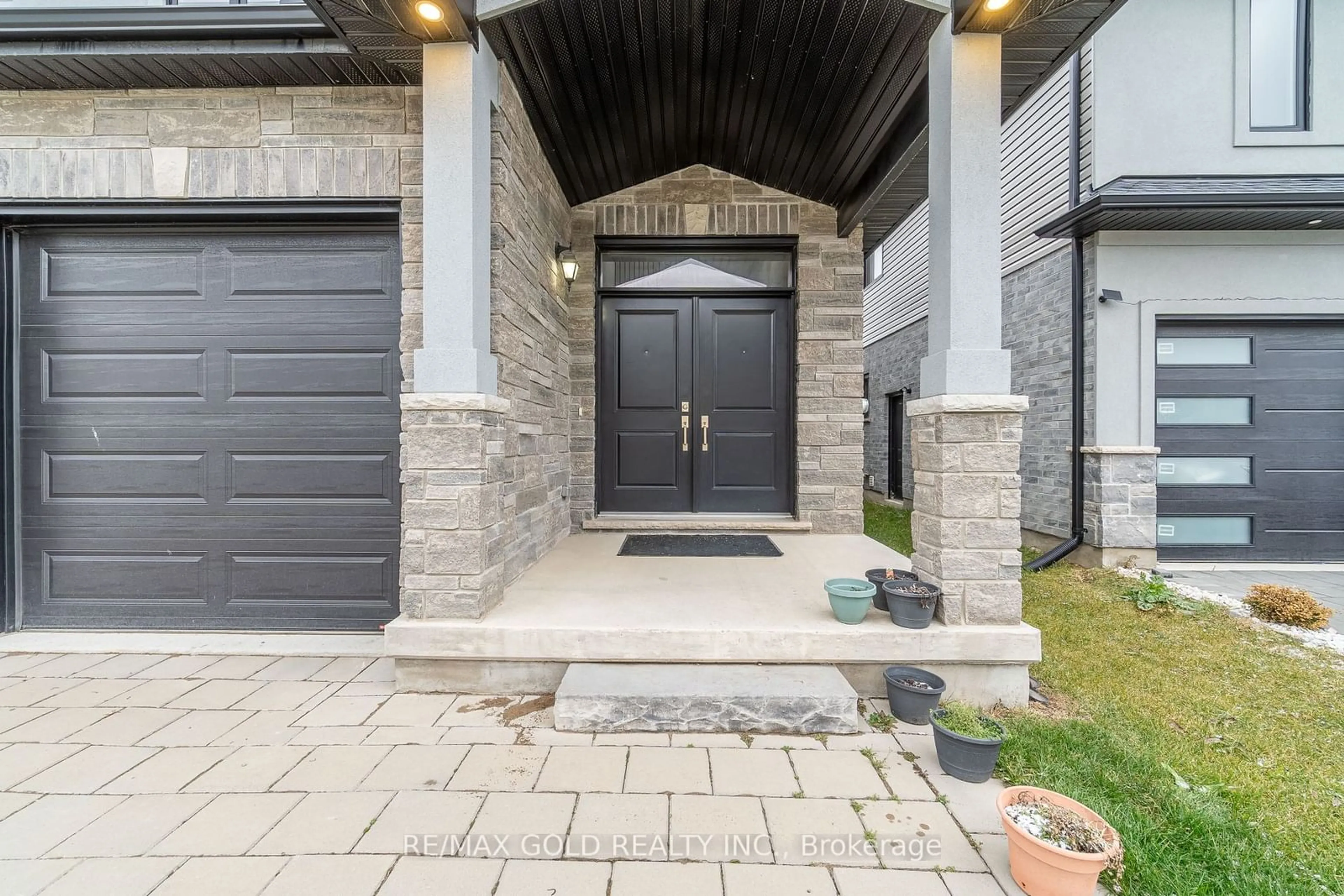 Indoor entryway for 2872 Doyle Dr, London Ontario N6M 0G7