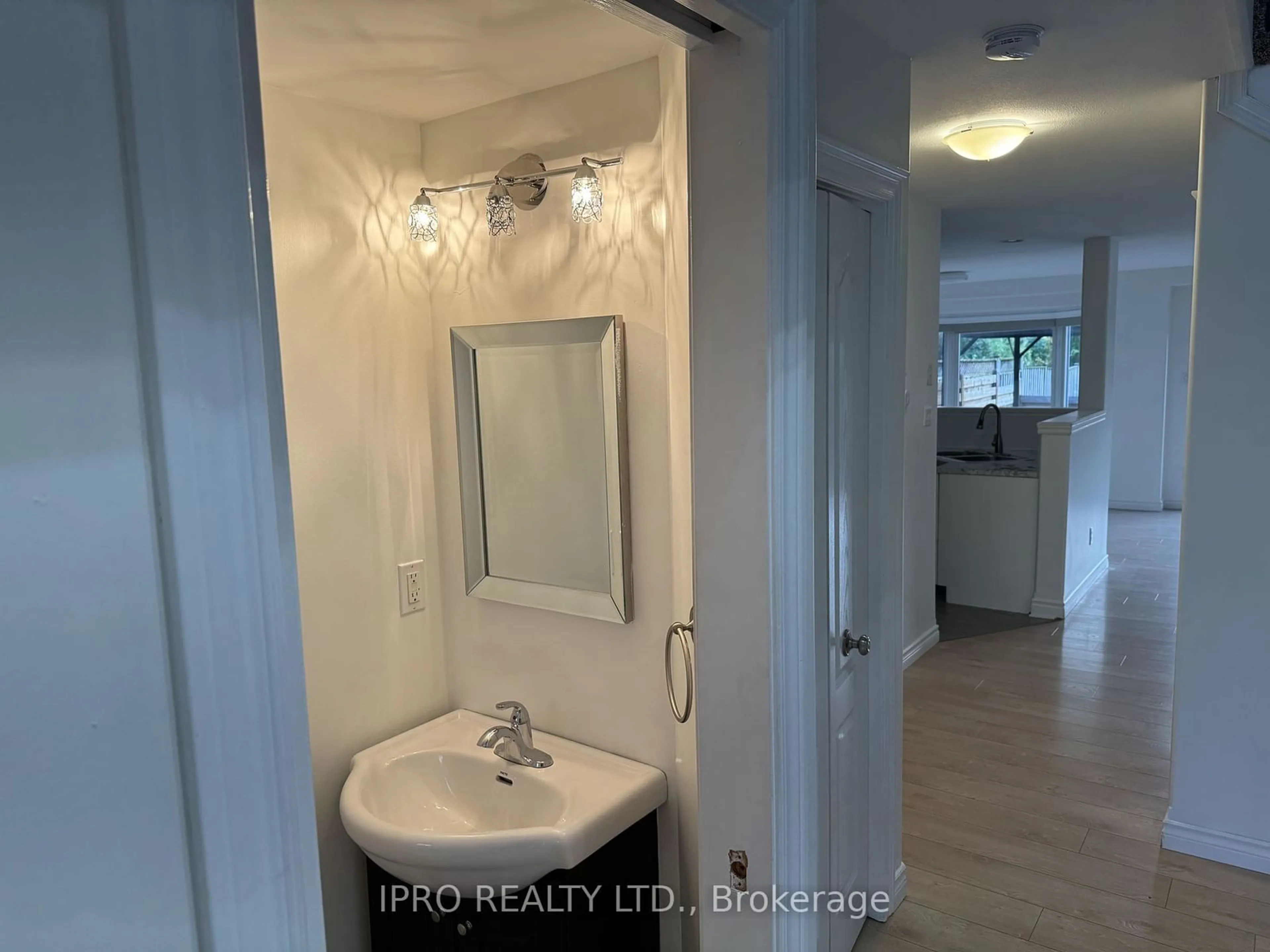 Contemporary bathroom for 4422 Christopher Crt, Lincoln Ontario L0R 1B5