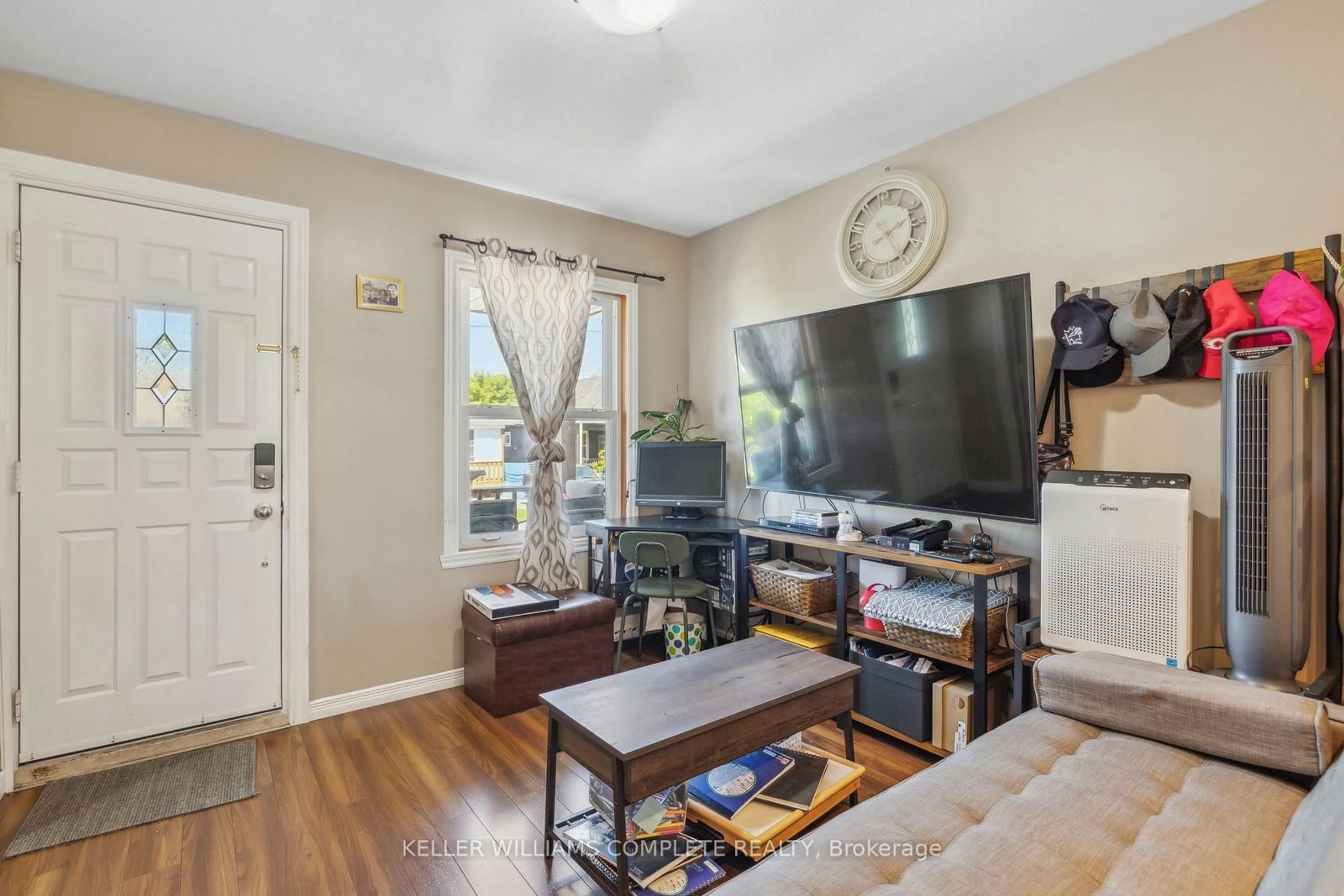 Living room for 10 Craigmiller Ave, Hamilton Ontario L8L 3J1