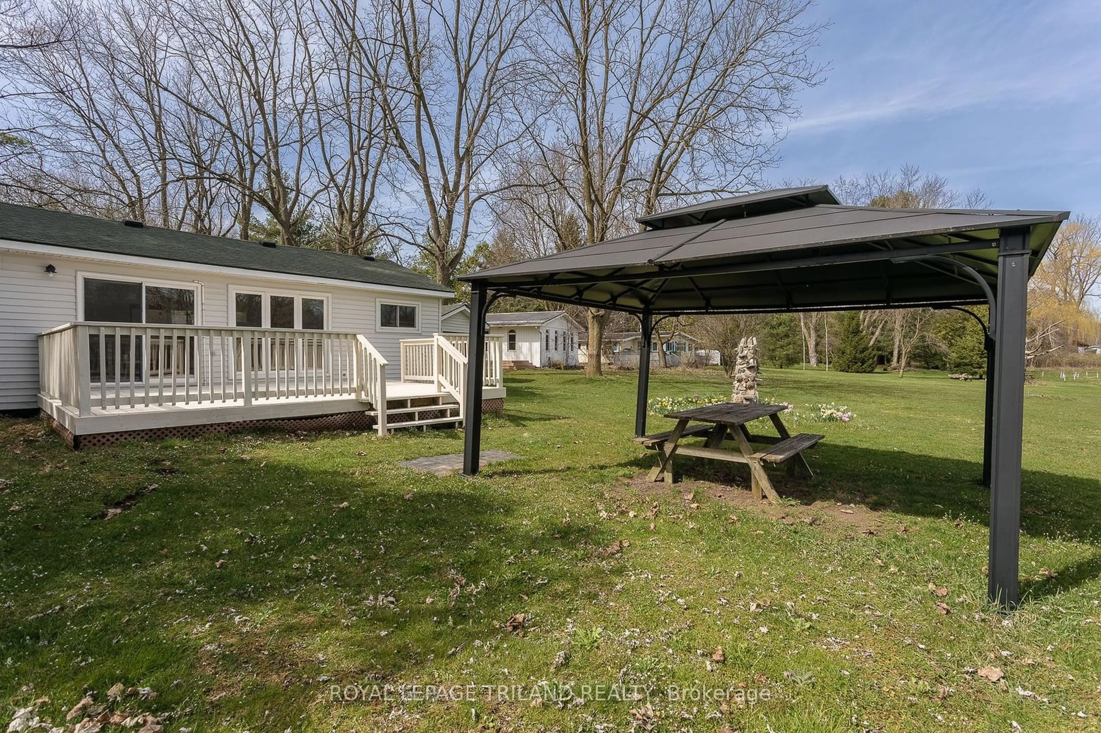 Patio for 20927 Lakeside Dr, Thames Centre Ontario N0L 2P0