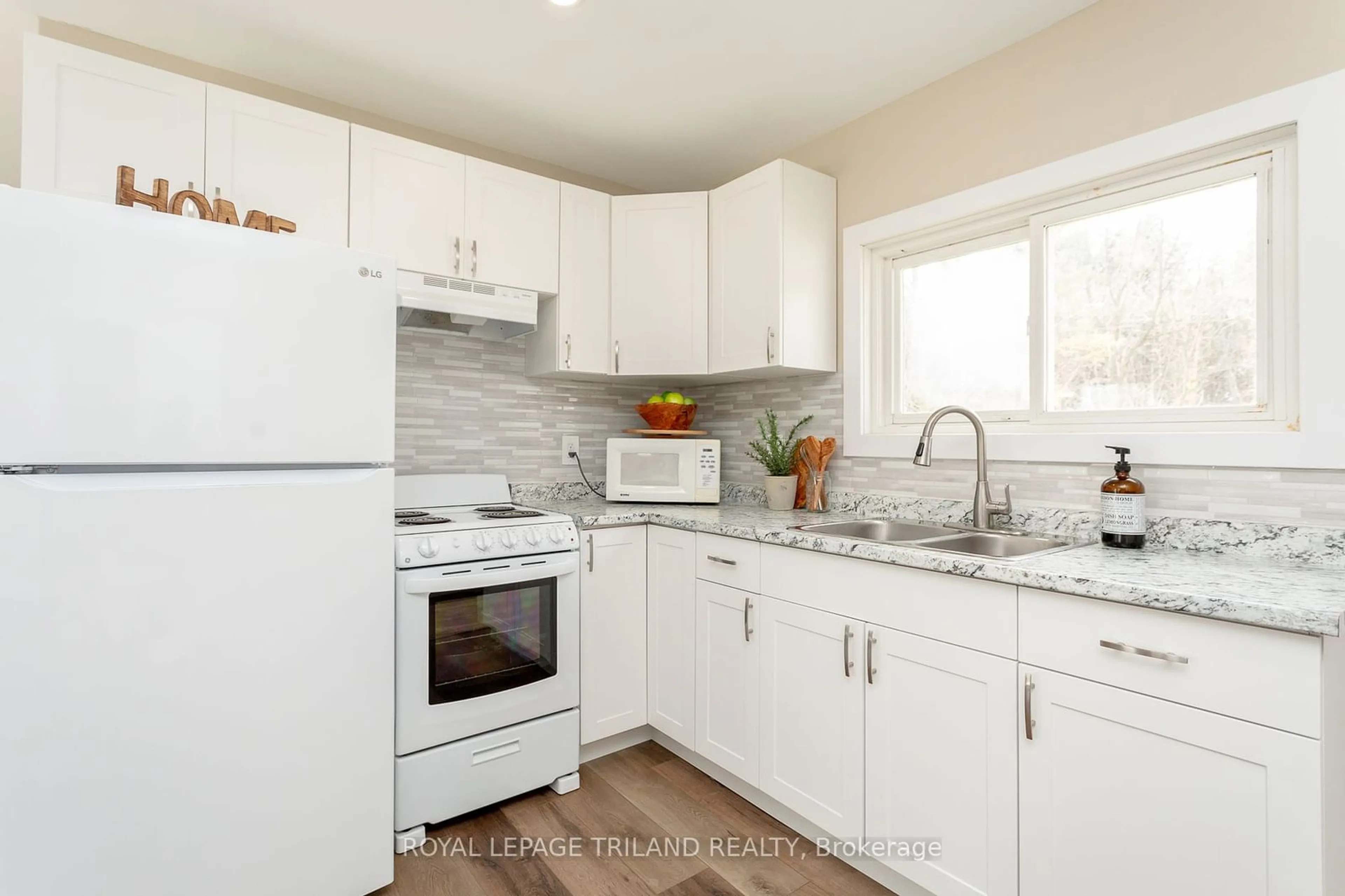 Standard kitchen for 20927 Lakeside Dr, Thames Centre Ontario N0L 2P0