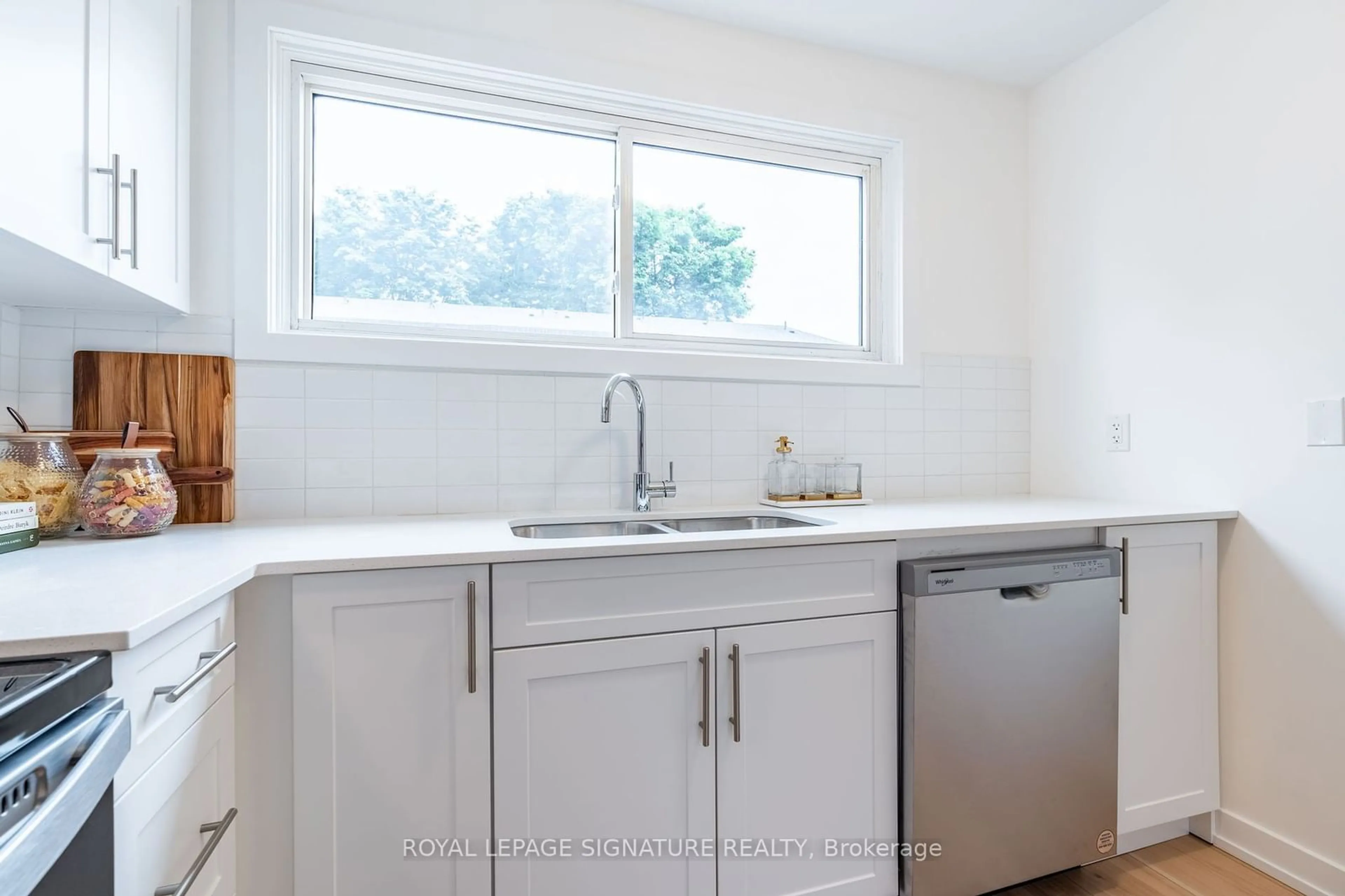 Standard kitchen for 61 Woodman Dr, Hamilton Ontario L8K 4E2