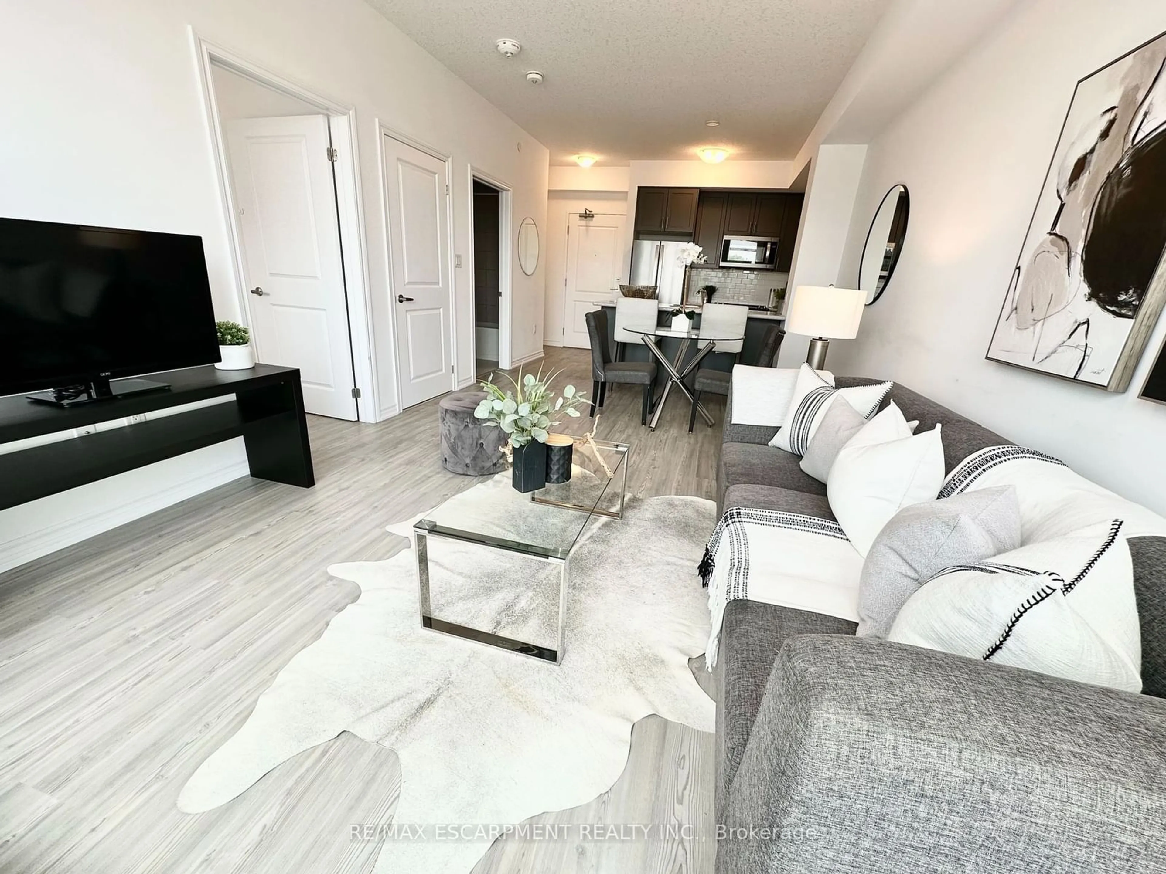 Living room for 460 Dundas St #304, Hamilton Ontario L8B 2A5