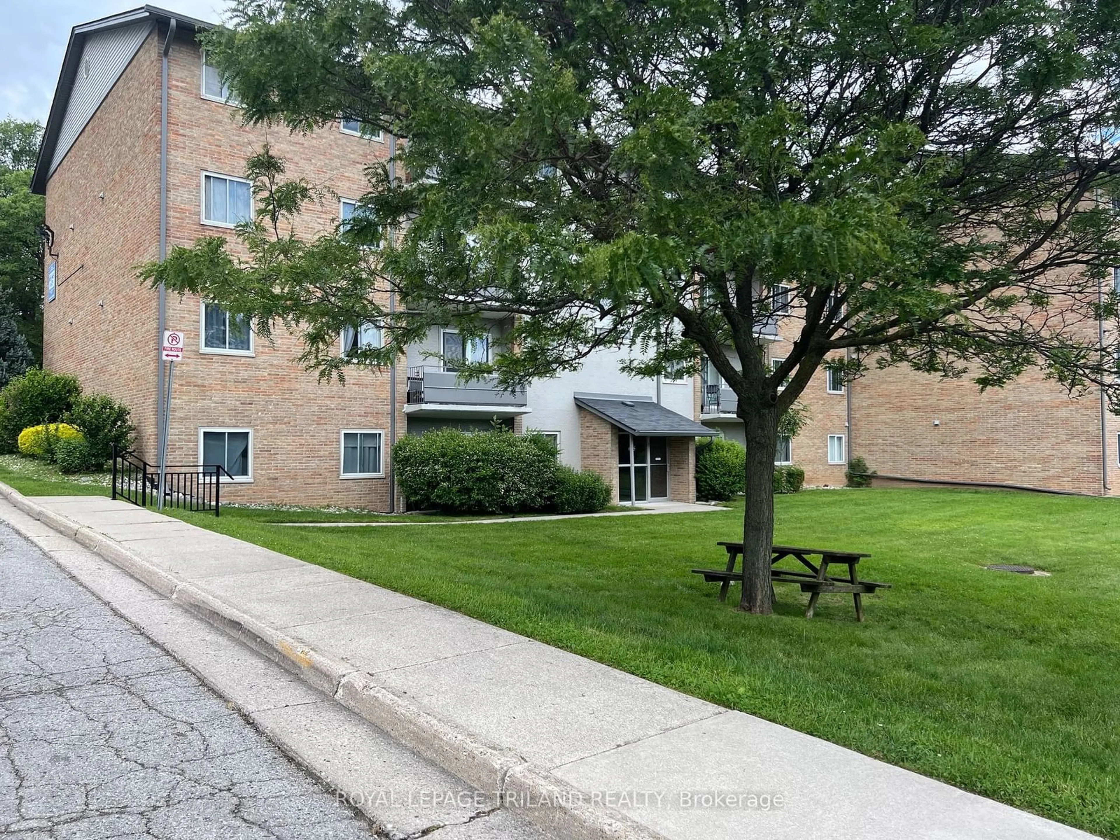 A pic from exterior of the house or condo for 675 WONDERLAND Rd #5, London Ontario N6K 1M1