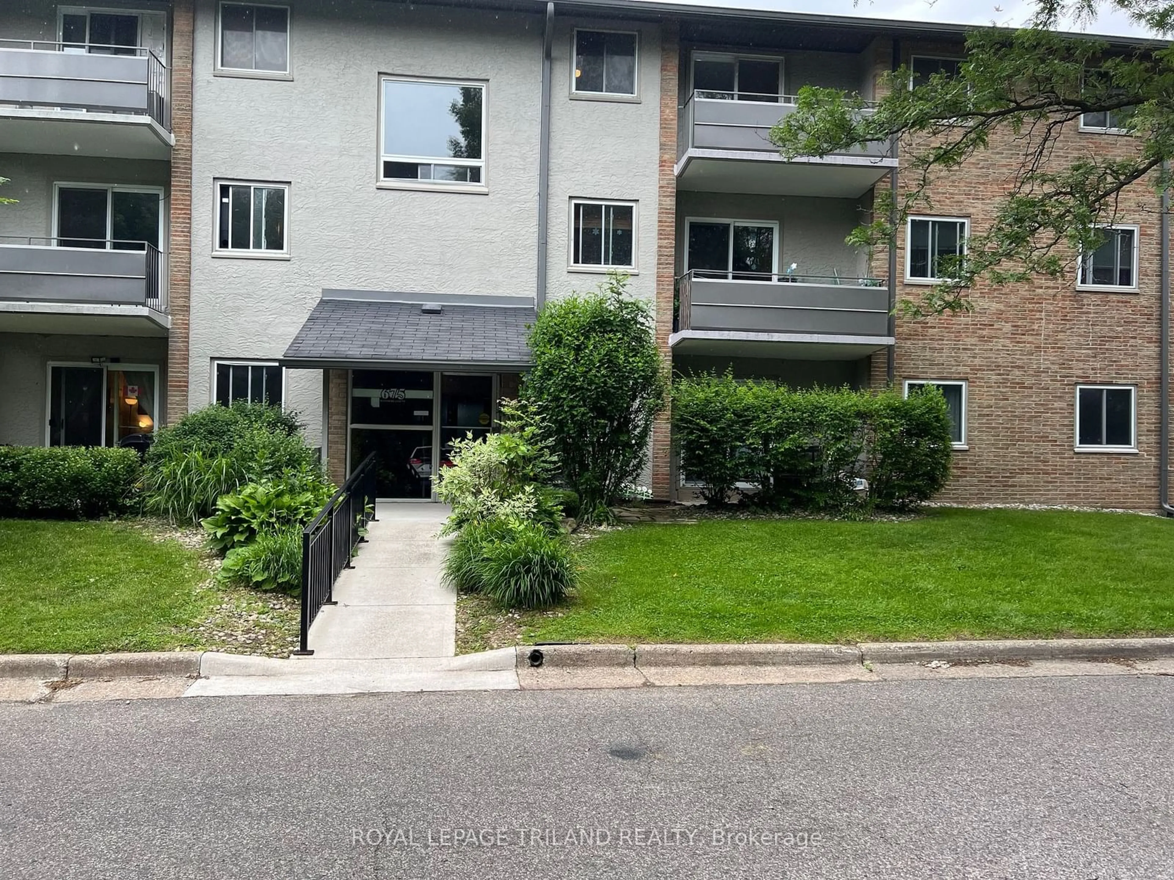 A pic from exterior of the house or condo for 675 WONDERLAND Rd #5, London Ontario N6K 1M1