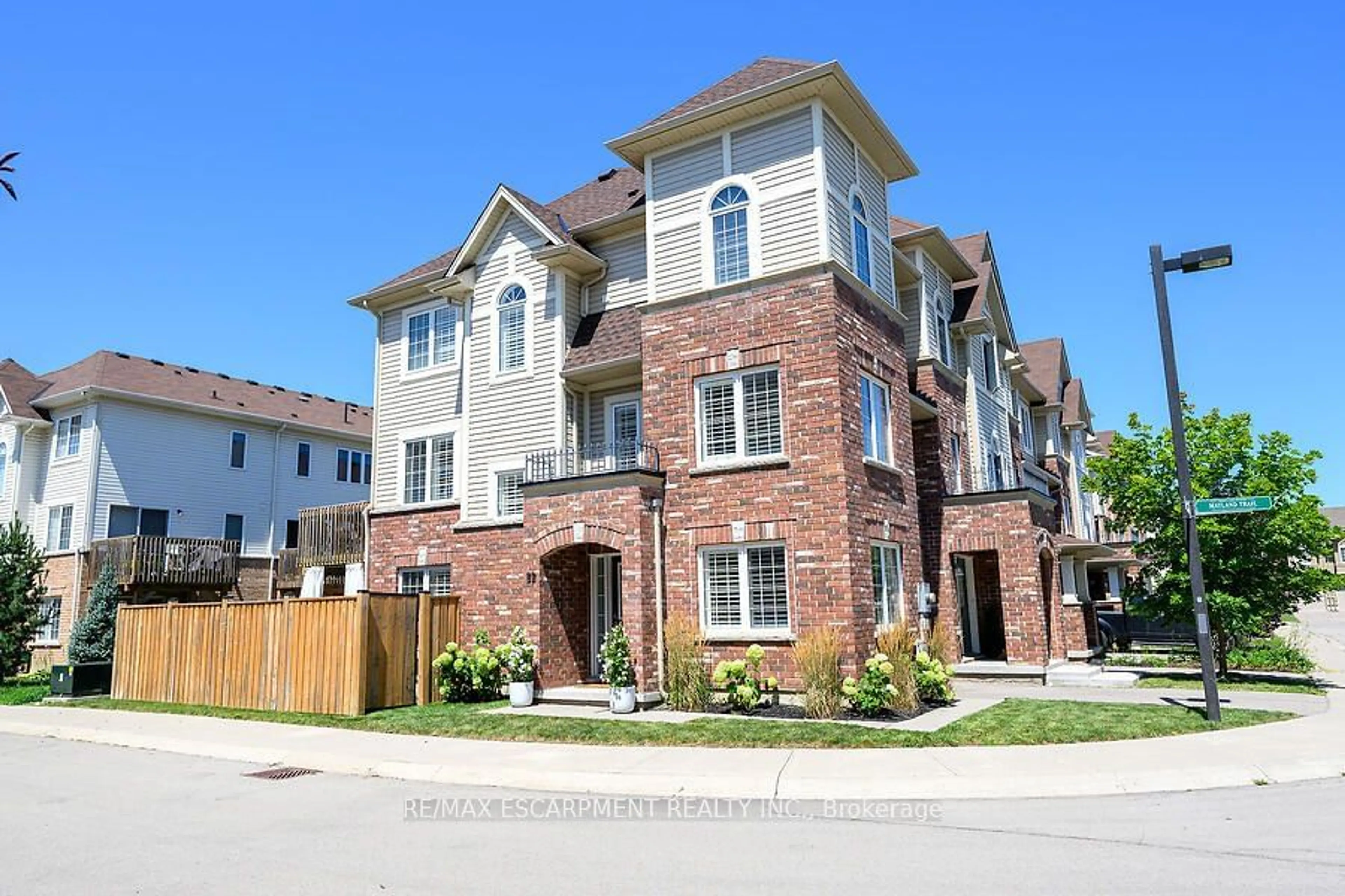 A pic from exterior of the house or condo for 22 Kenridge Terr, Hamilton Ontario L8J 0G4