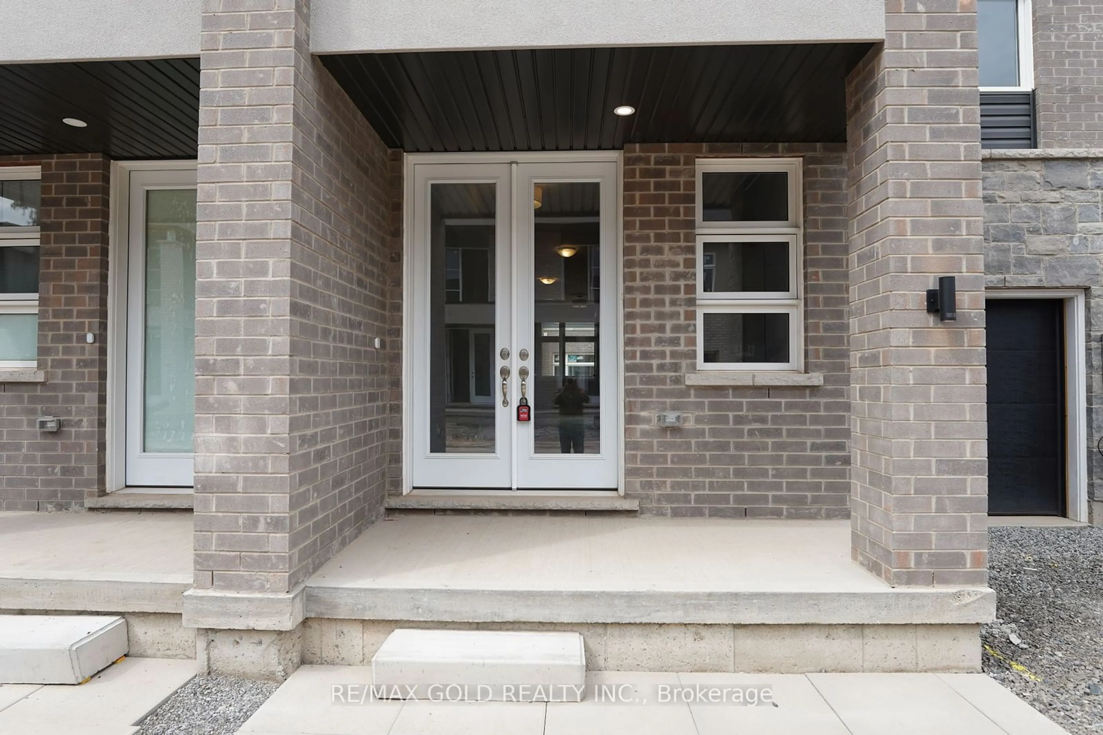 Indoor entryway for 5678 Dorchester Rd #Lot 31, Niagara Falls Ontario L2J 2Z9