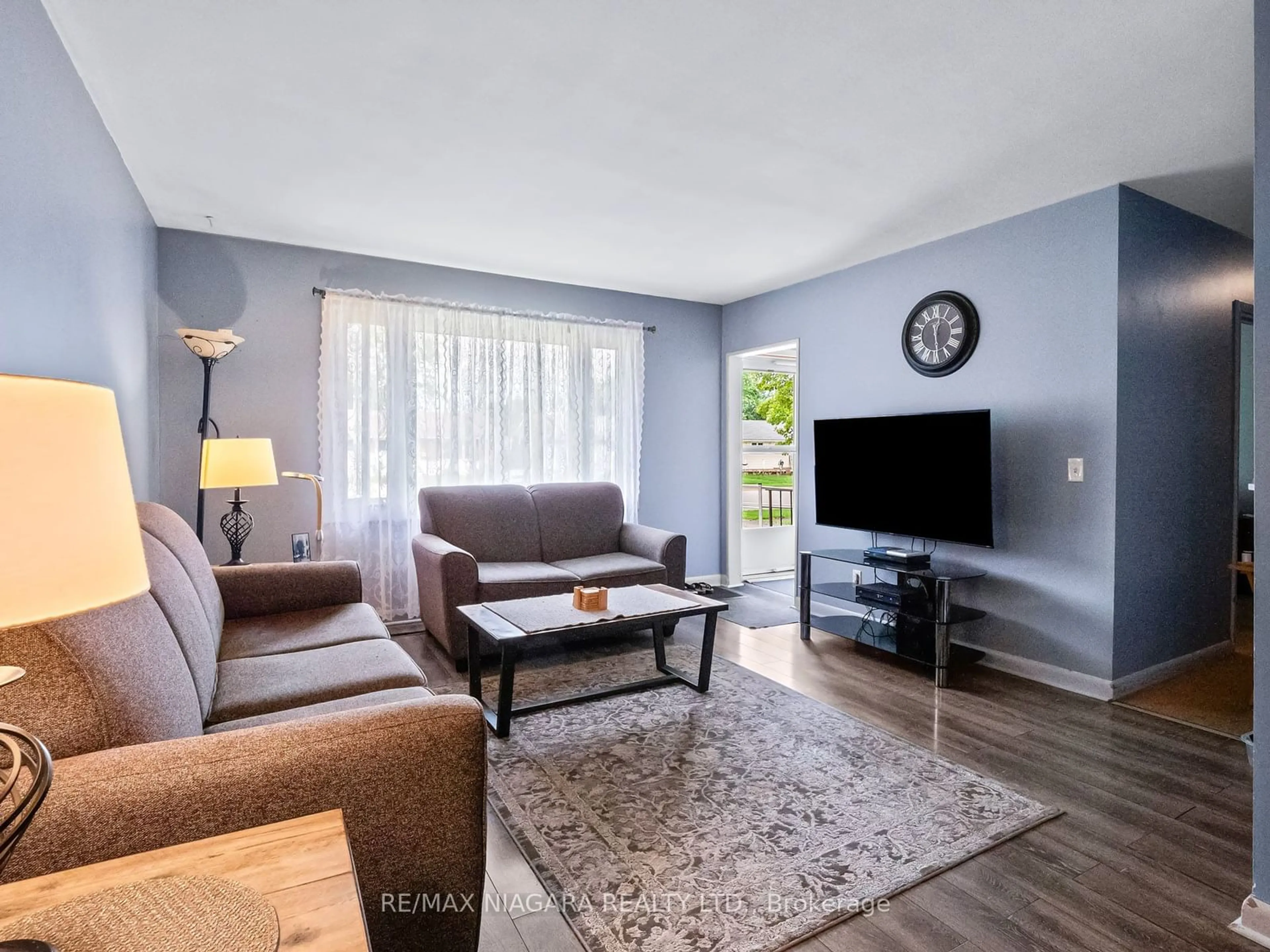 Living room for 321 Dufferin St, Fort Erie Ontario L2A 2T8