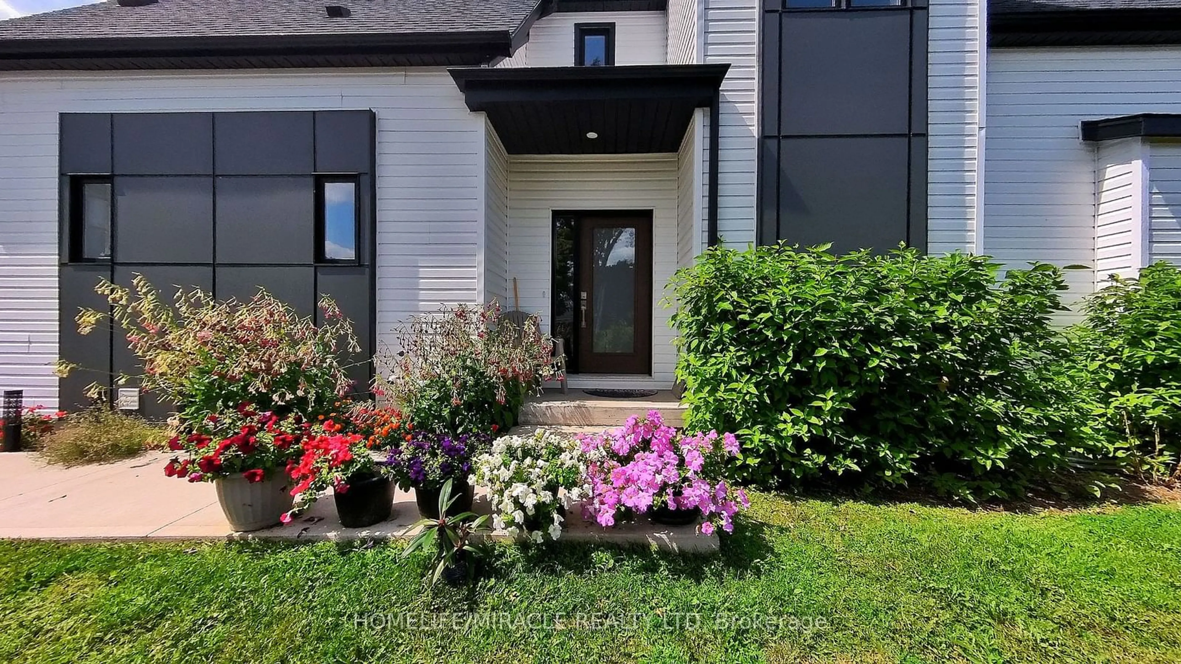 Indoor entryway for 110 Fergus Ave #42, Kitchener Ontario N2A 0K9