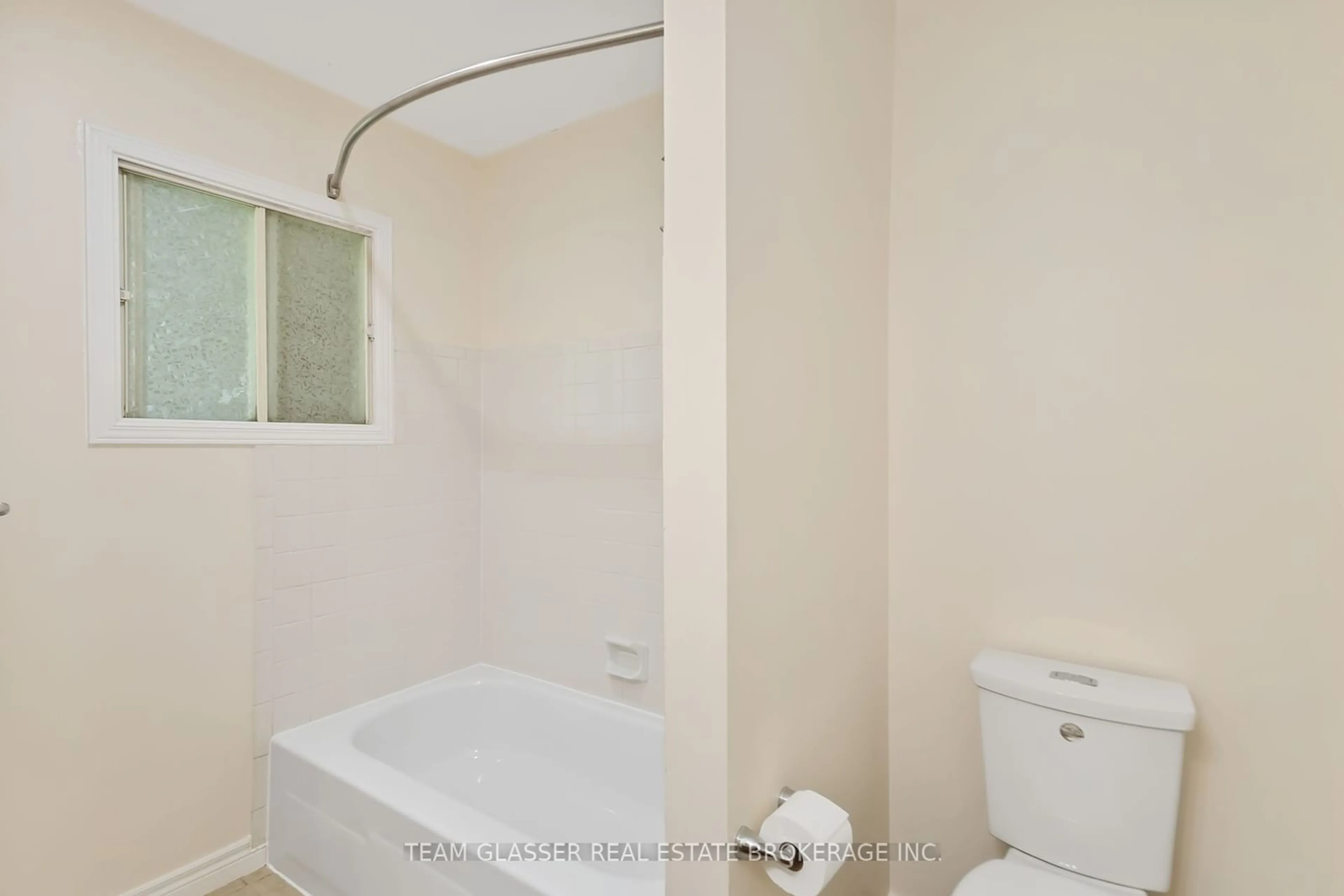 Standard bathroom for 1575 ALDERSBROOK Rd, London Ontario N6G 2Z1