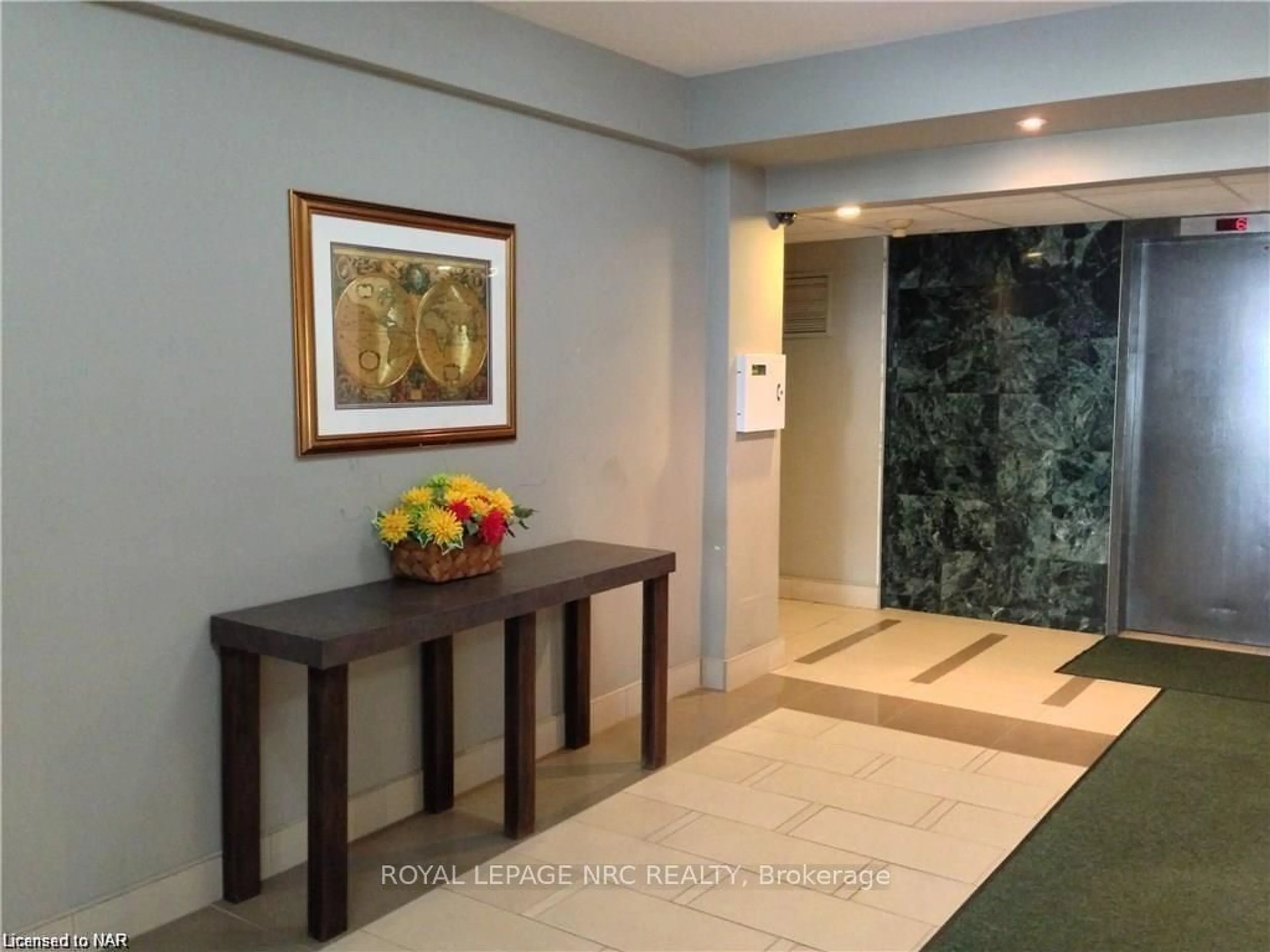 Indoor foyer, ceramic floors for 6400 Huggins St #106, Niagara Falls Ontario L2J 3G5