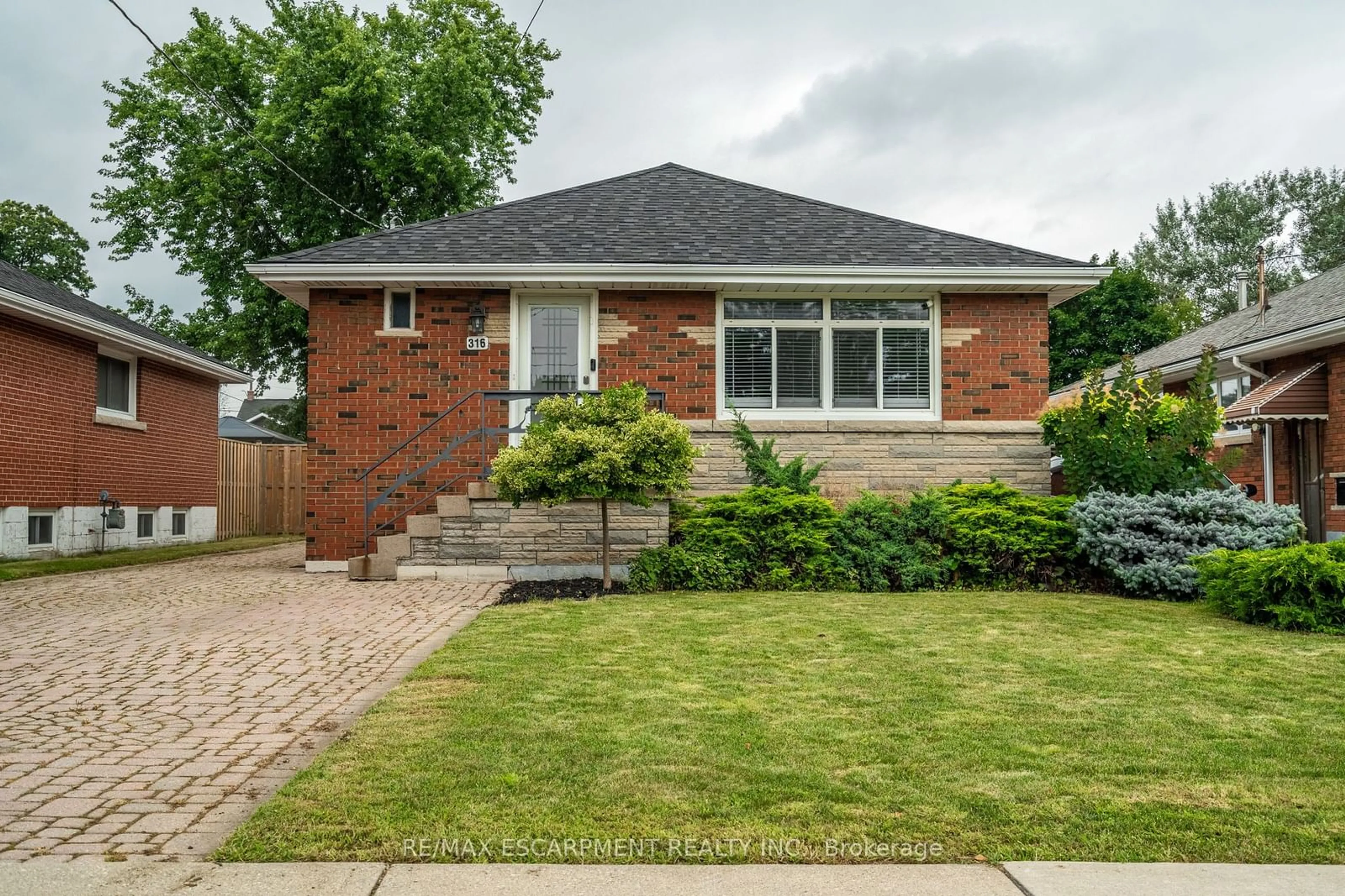 Home with brick exterior material for 316 East 42nd St, Hamilton Ontario L8T 3A7