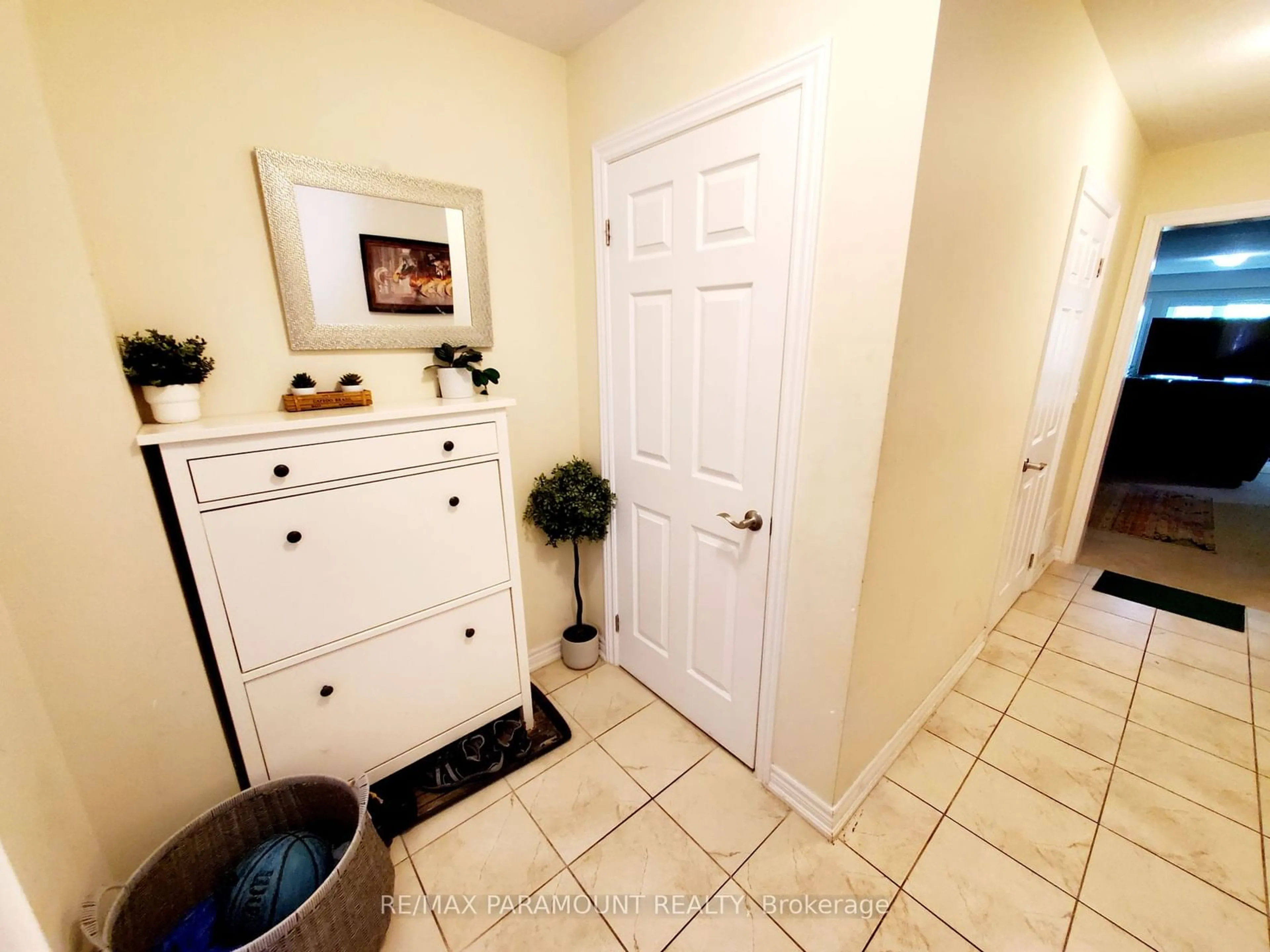 Indoor entryway, wood floors for 570 Linden Dr #20, Cambridge Ontario N3H 0C9